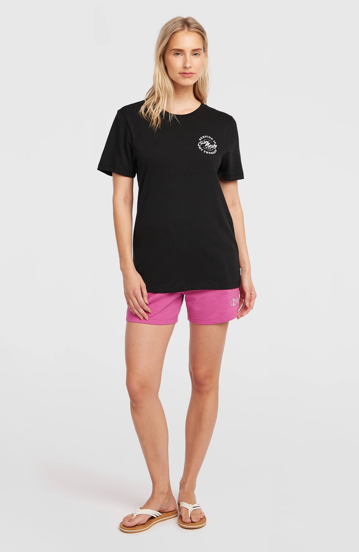 Graphic T-Shirt für Damen, schwarz mit Logo-Print in Weiß, Ganzkörperansicht am Model