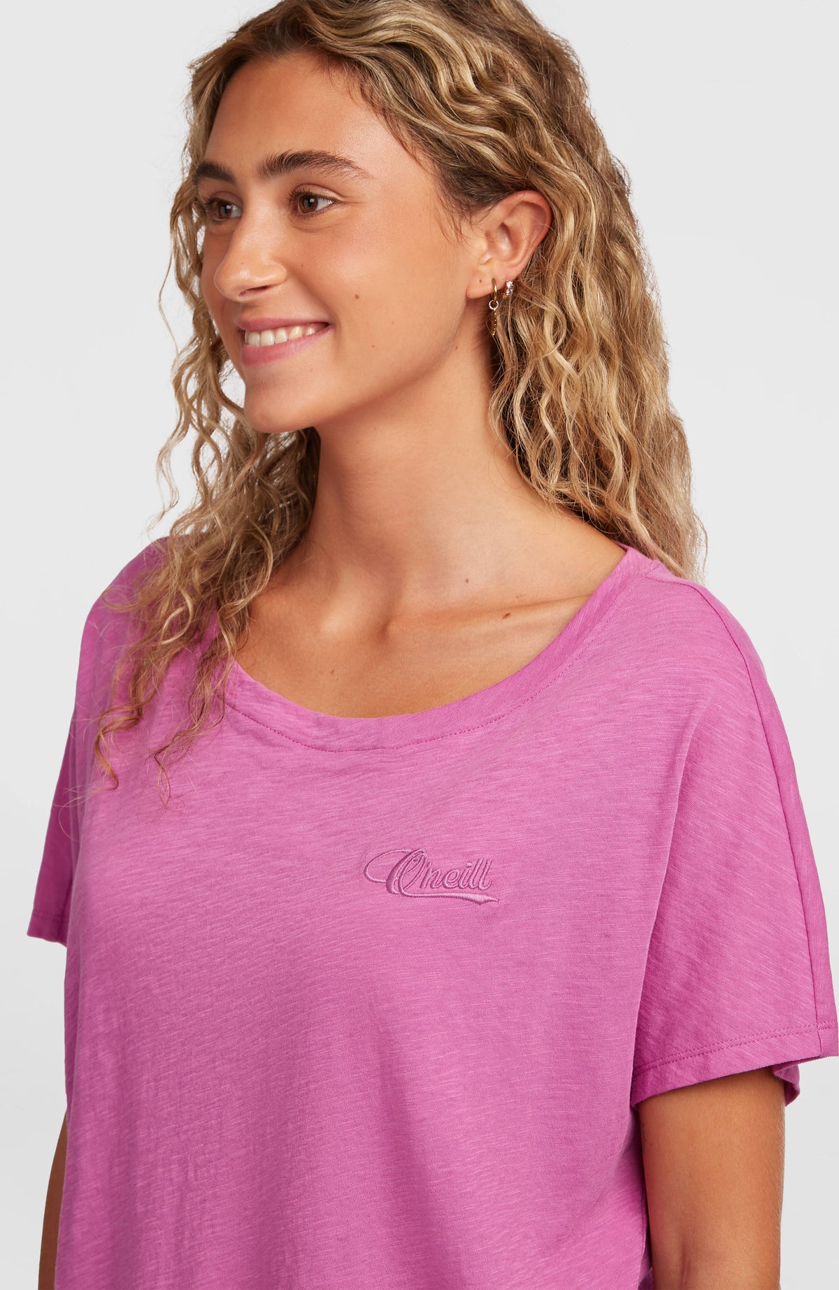 Essentials O'Neill T-Shirt für Damen, lila, Nahaufnahme von weitem Ausschnitt und gesticktem Logo-Schriftzug