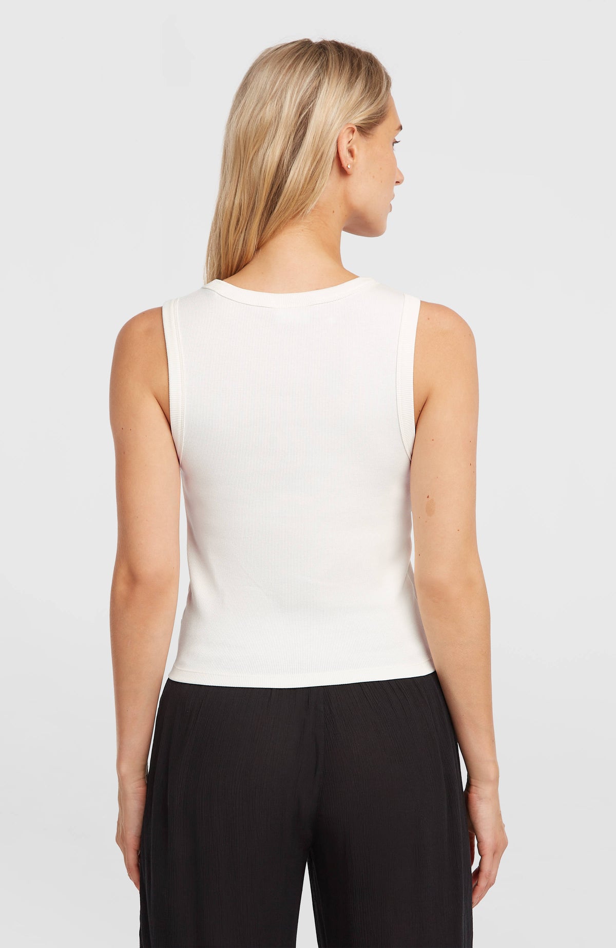 Weißes Rib Tanktop für Damen, Rückansicht am Model mit rundem Halsausschnitt
