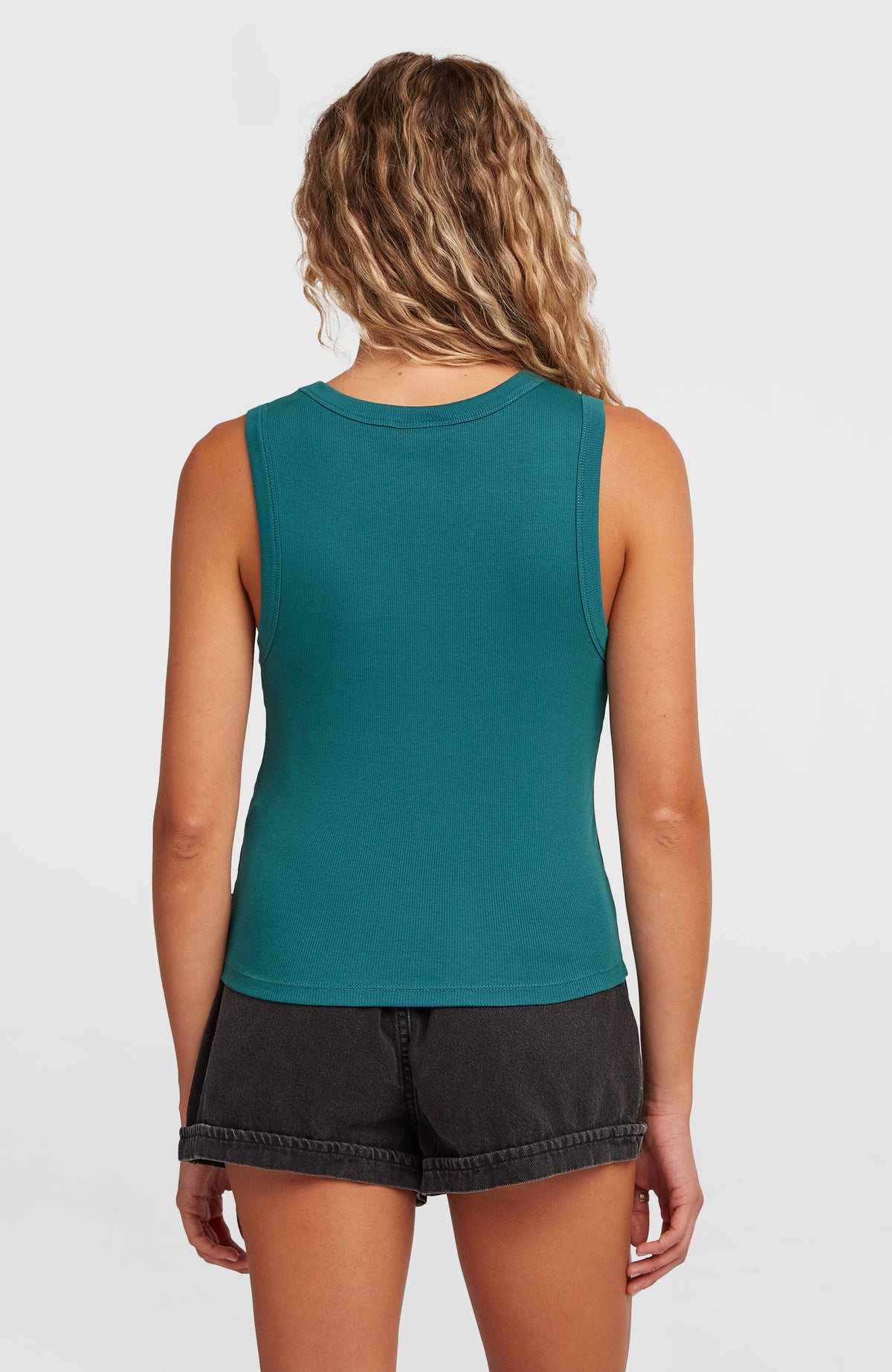Grünes Rib Tanktop für Damen, getragen am Model in der Rückansicht mit rundem Halsausschnitt