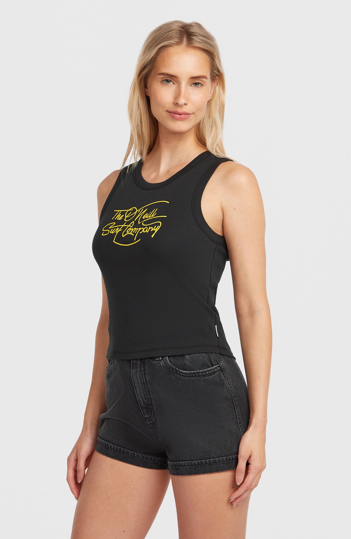 Rib Tanktop für Damen, schwarz mit Schriftzug-Print in Gelb, Ansicht von schräg vorne am Model