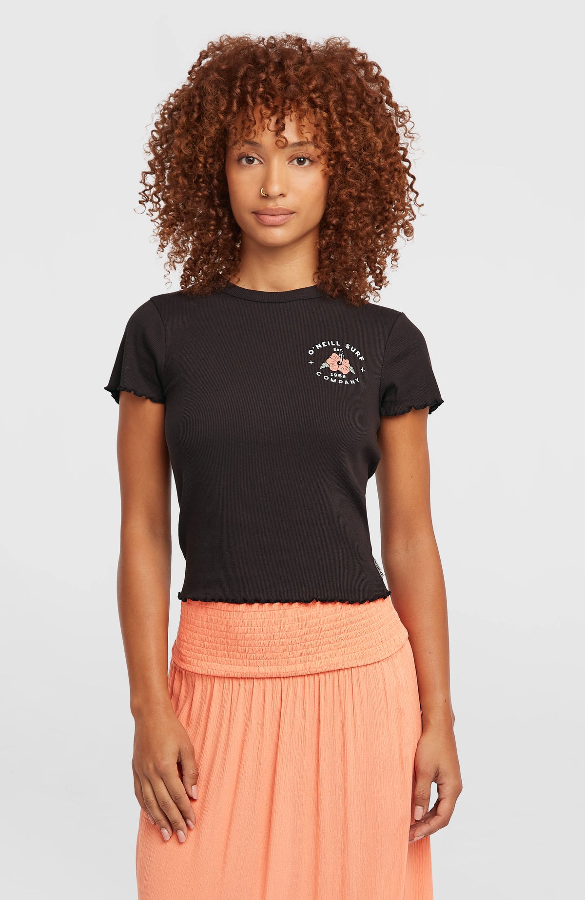 O'Neill Rib T-Shirt für Damen, schwarz mit Logo-Print in Weiß und Rosa, Vorderansicht am Model