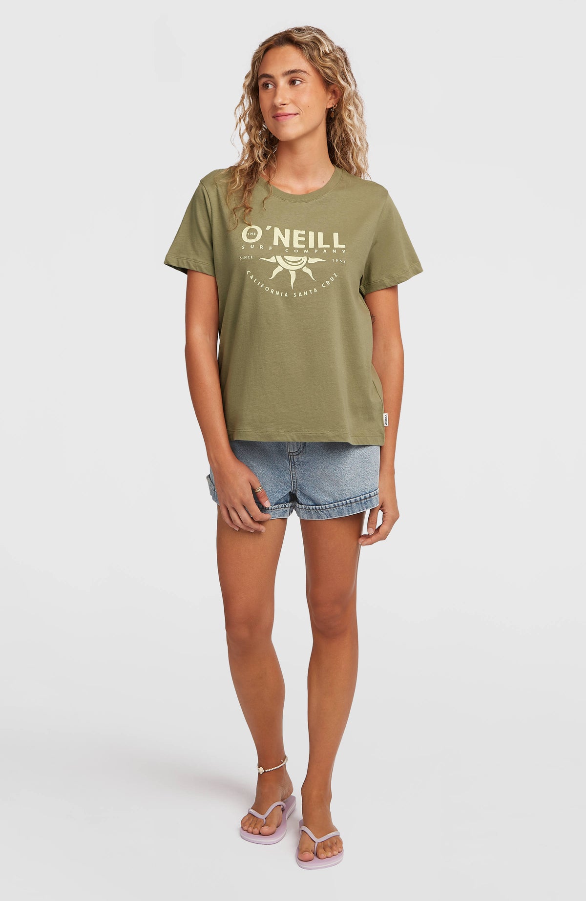 Front Print T-Shirt für Damen, grün mit Logo-Print in Cremeweiß, Ganzkörperansicht am Model