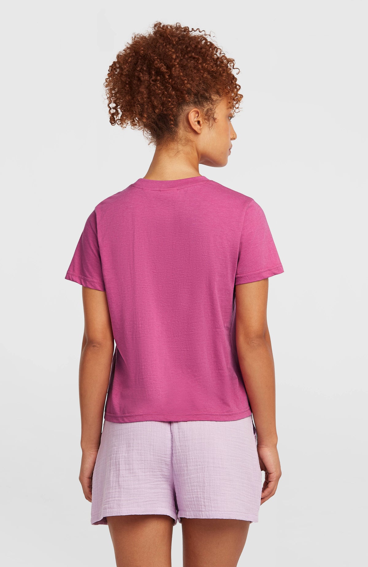 Essentials Script T-Shirt für Damen, lila mit Logo-Print in Weiß, Rückansicht am Model
