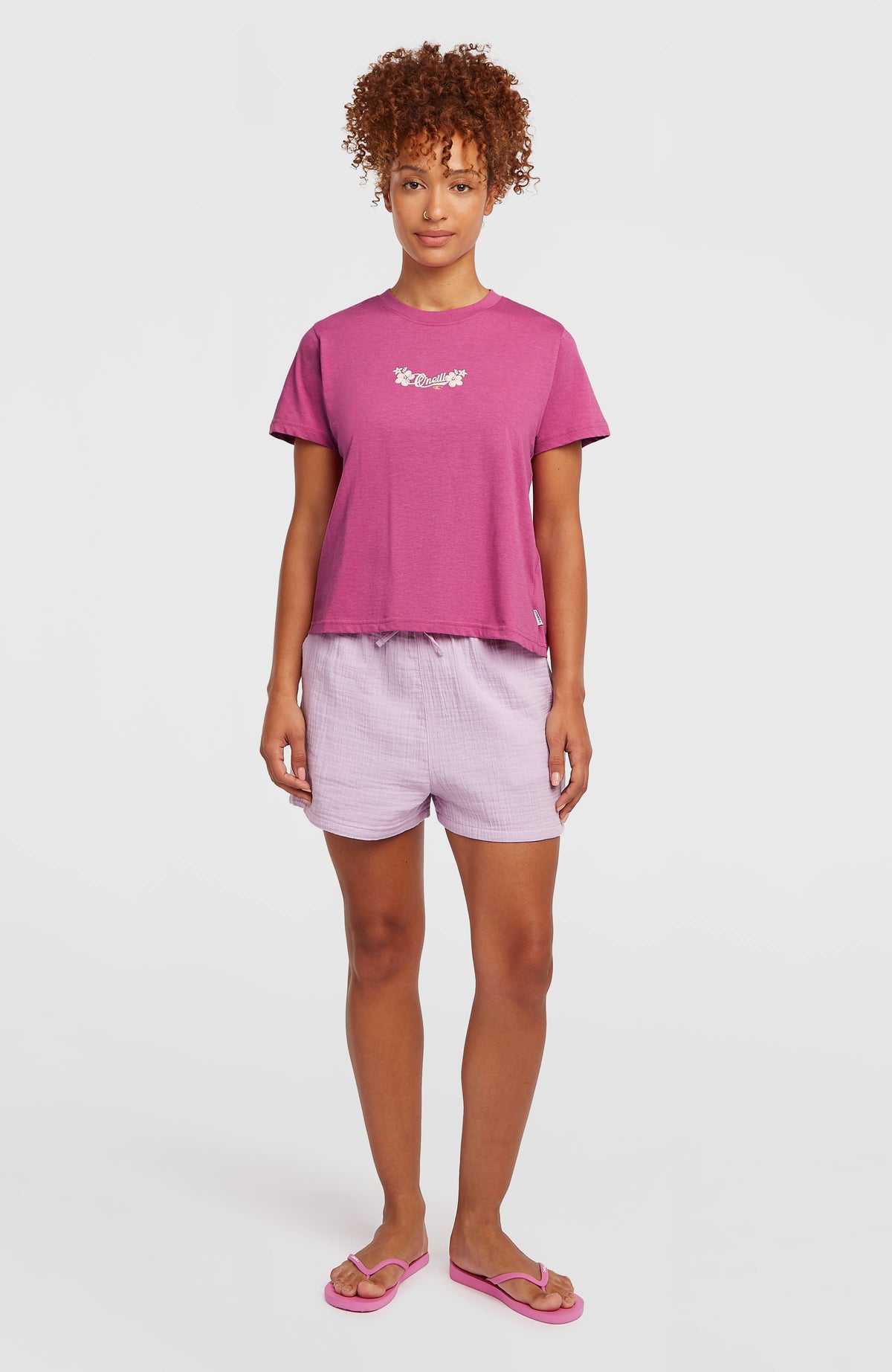 Essentials Script T-Shirt für Damen, lila mit Logo-Print in Weiß, Ganzkörperansicht am Model