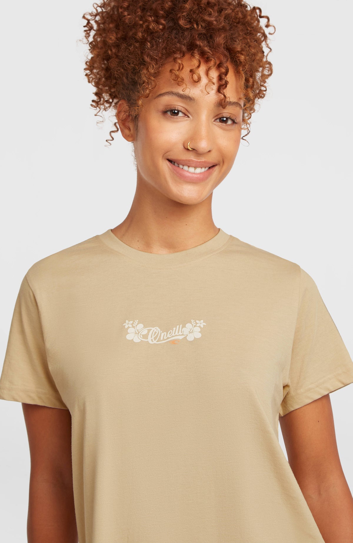 Essentials Script T-Shirt, beige mit Logo-Print in Weiß, Nahaufnahme des Rundhalsausschnitts