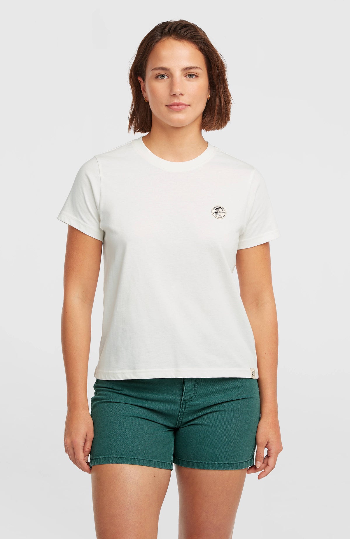 O'Neill O'Riginals Badge T-Shirt für Damen, weiß, Vorderansicht am Model mit rundem Logo-Badge auf der Brust