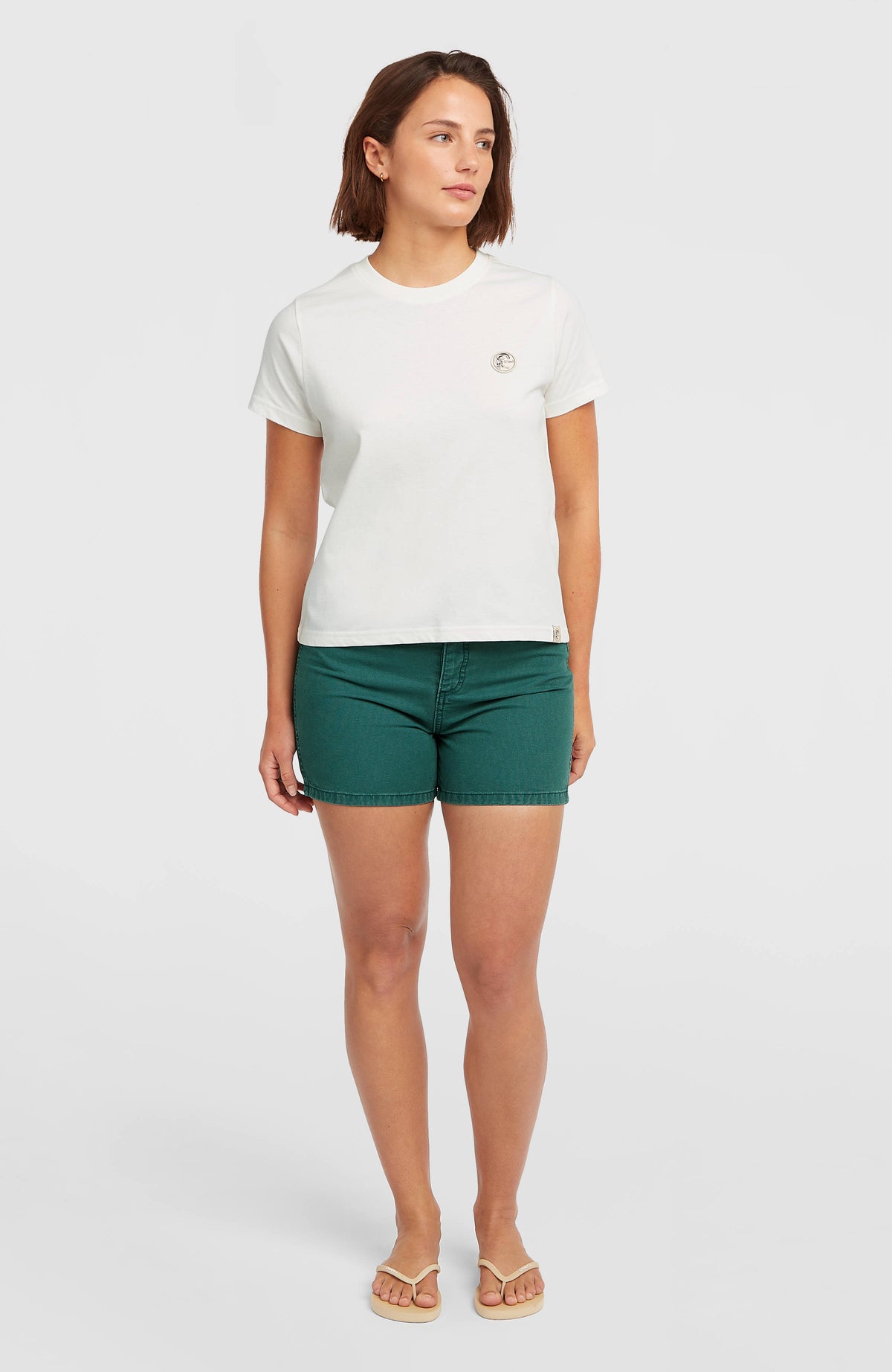Weißes O'Riginals Badge T-Shirt für Damen, Ganzkörperansicht von vorne am Model