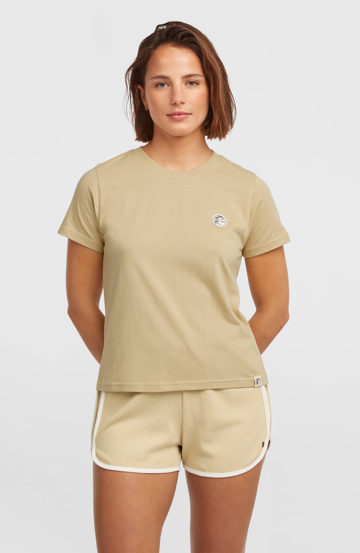 O'Neill O'Riginals Badge T-Shirt für Damen, beige, Vorderansicht am Model mit rundem Logo-Badge