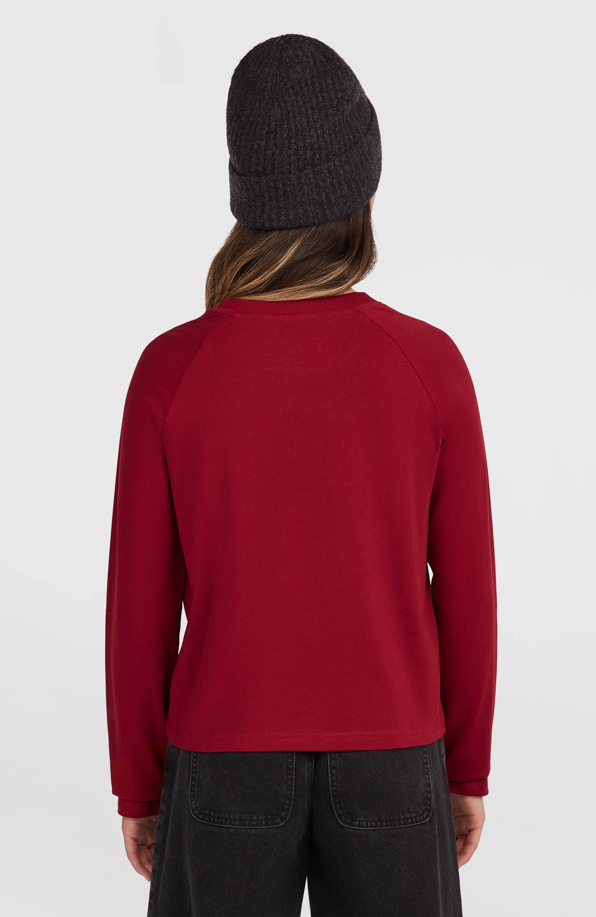 O'Riginals Langarmshirt für Damen, rot mit Brustprint in Lila und Weiß, Rückansicht am Model