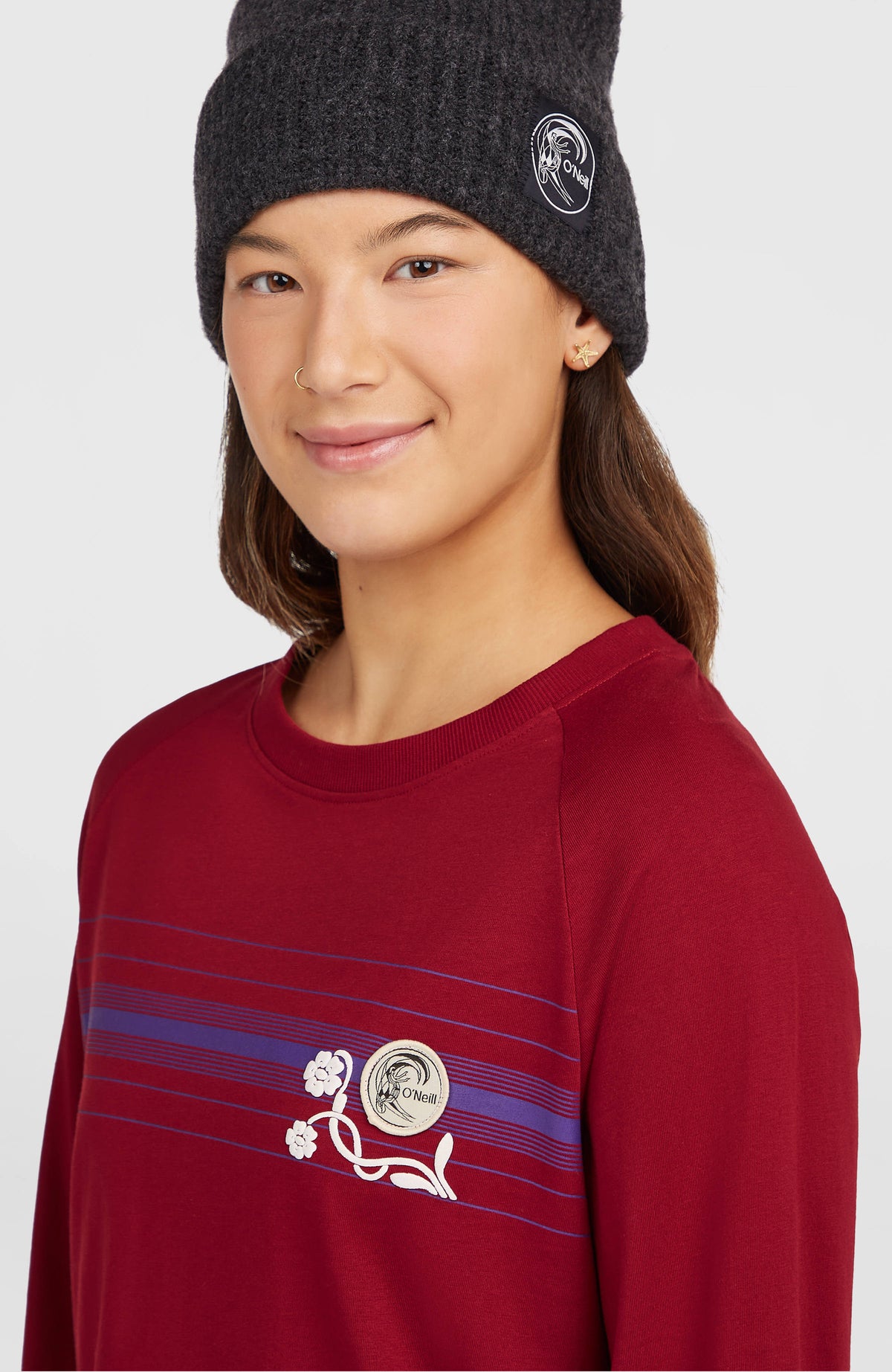 O'Riginals Langarmshirt für Damen, rot mit Brustprint in Lila und Weiß, Nahaufnahme am Model