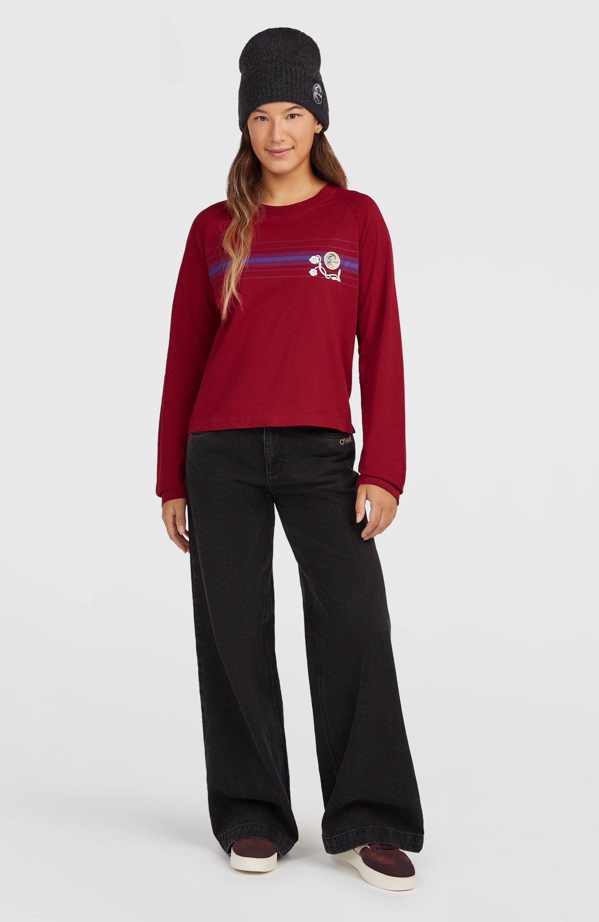 O'Riginals Langarmshirt für Damen, rot mit Brustprint in Lila und Weiß, Ganzkörperansicht am Model