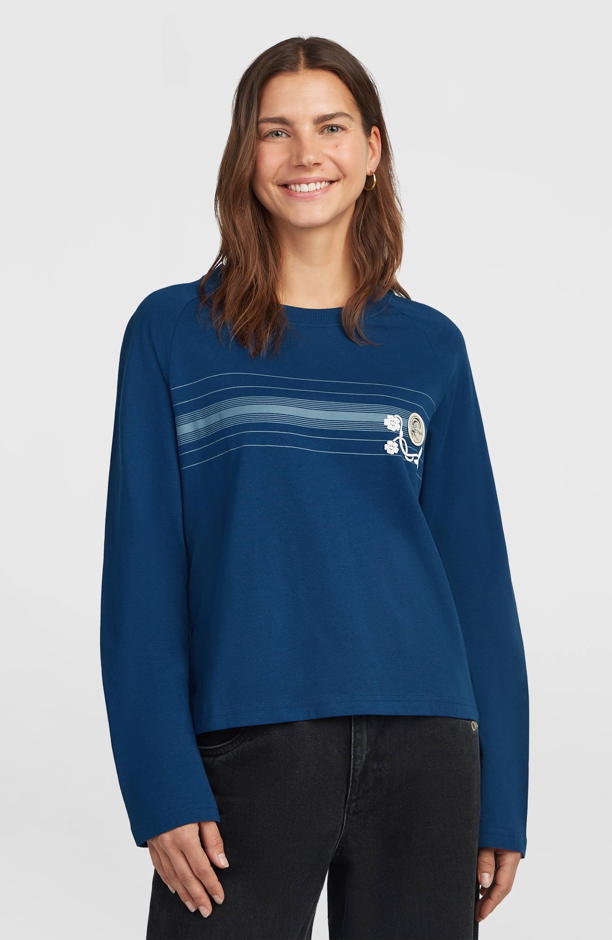 O'Riginals Langarmshirt für Damen, blau mit Streifenmuster in Hellblau und Weiß, Vorderansicht am Model