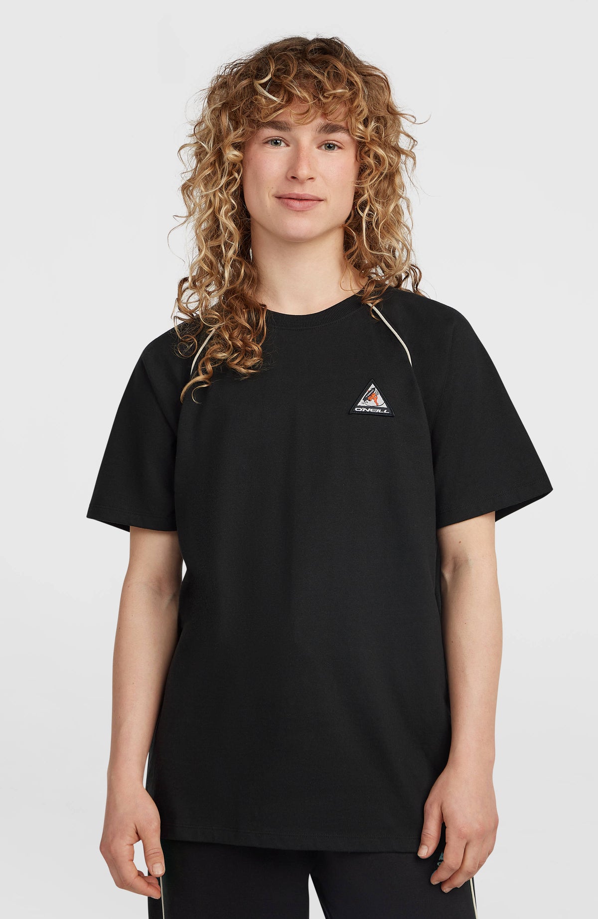 O'Neill FWC'Play T-Shirt für Damen in Schwarz, Vorderansicht am Model mit Logo-Patch auf der Brust