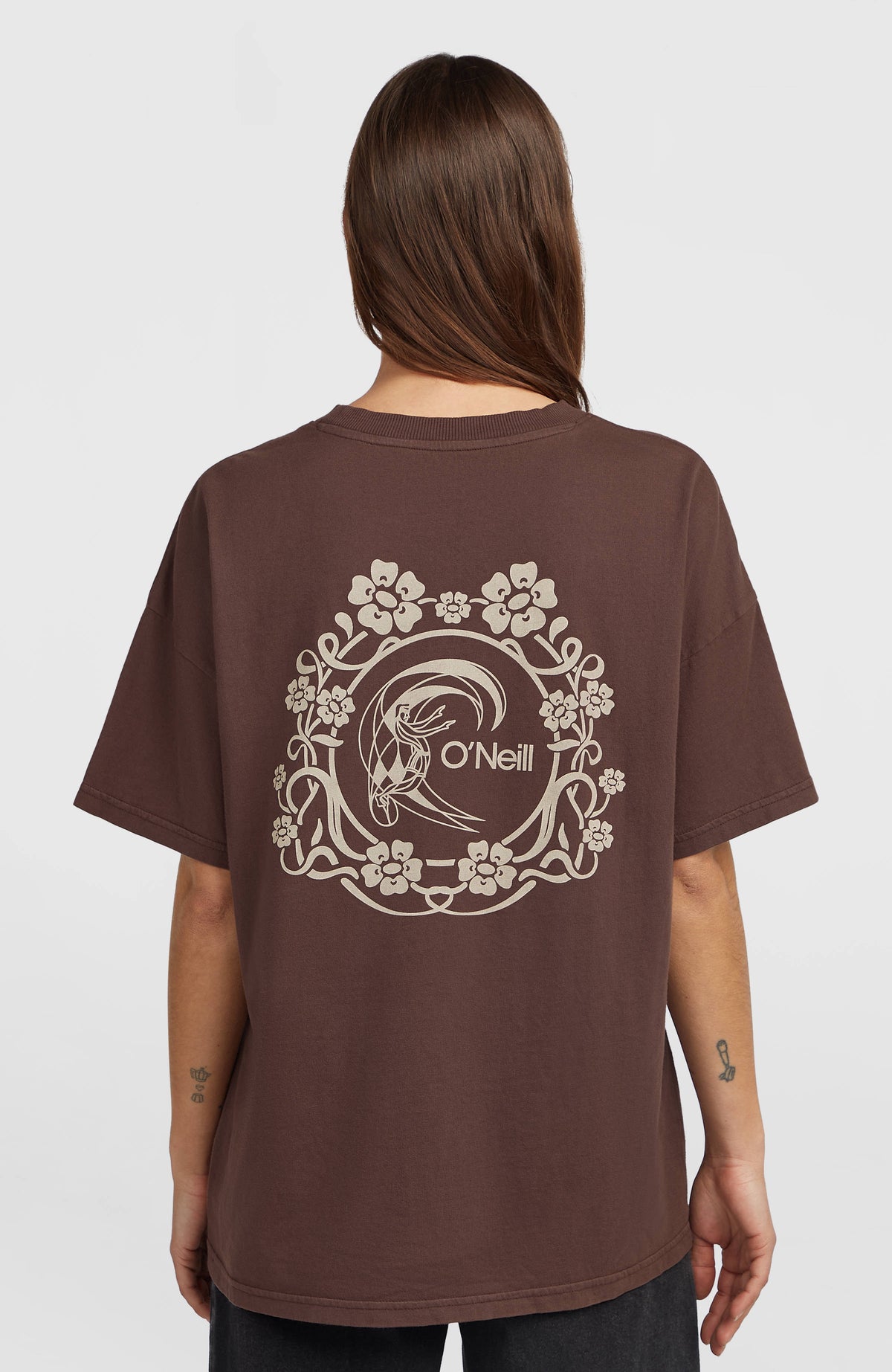 O'Riginals Back-Print T-Shirt für Damen, lila mit Logo-Print in Beige, Rückansicht am Model
