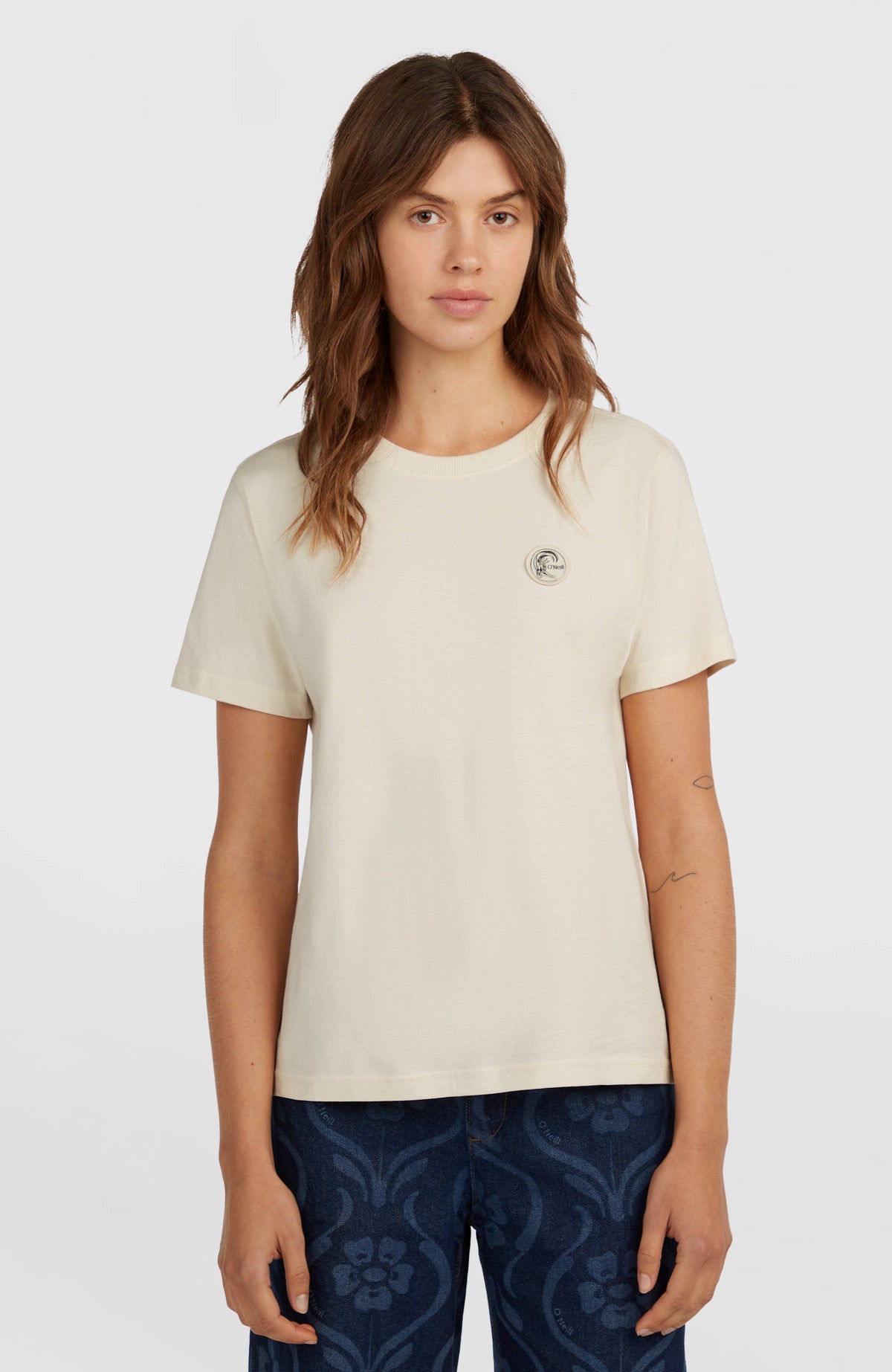O'Neill O'Riginals Badge T-Shirt für Damen, weiß, Vorderansicht am Model mit rundem Logo-Badge auf der Brust