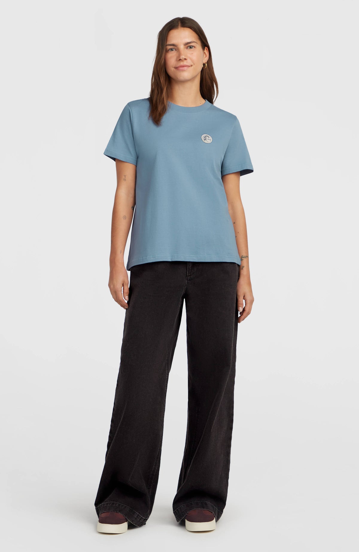 O'Riginals Badge T-Shirt für Damen, blau, Ganzkörperansicht getragen am Model