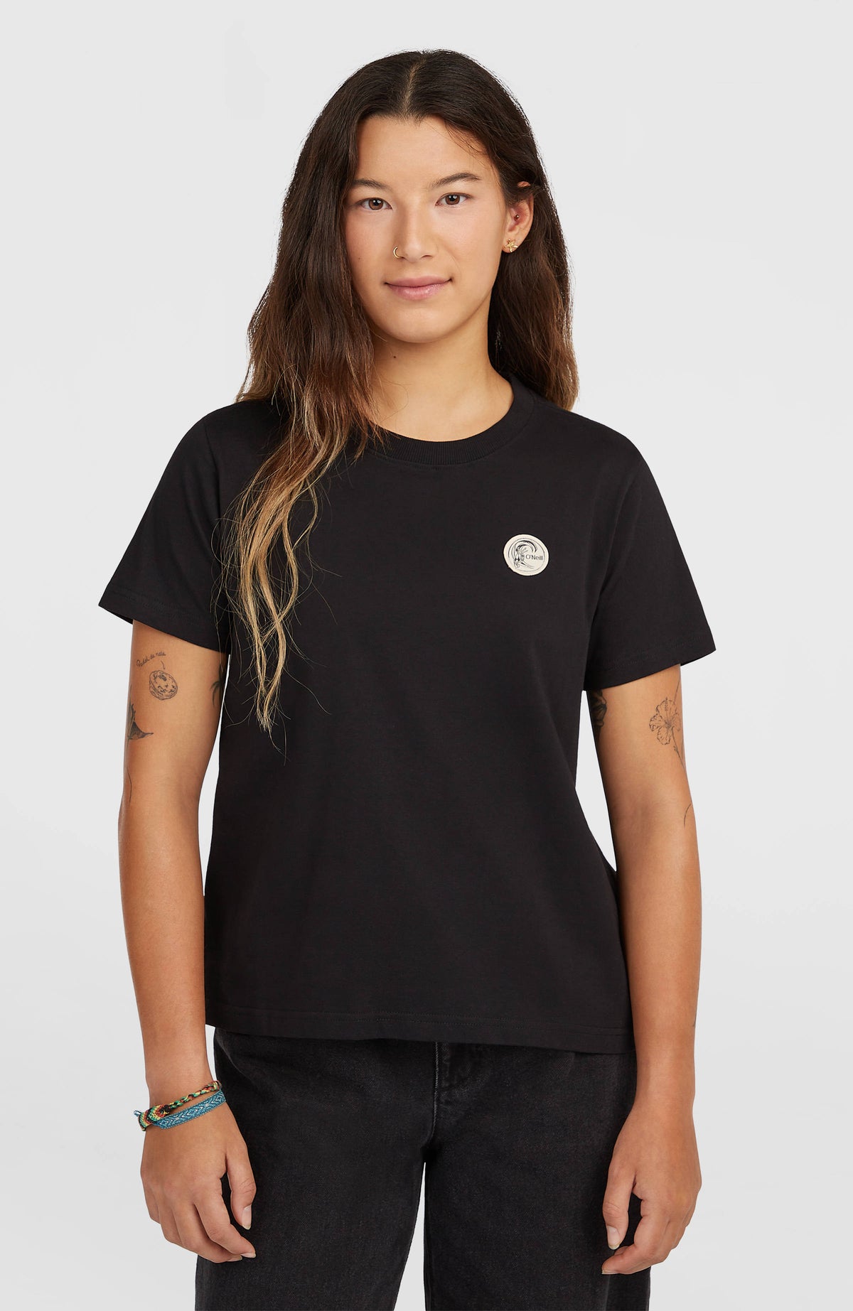 O'Riginals Badge T-Shirt für Damen, schwarz, Vorderansicht am Model mit rundem Logo-Badge