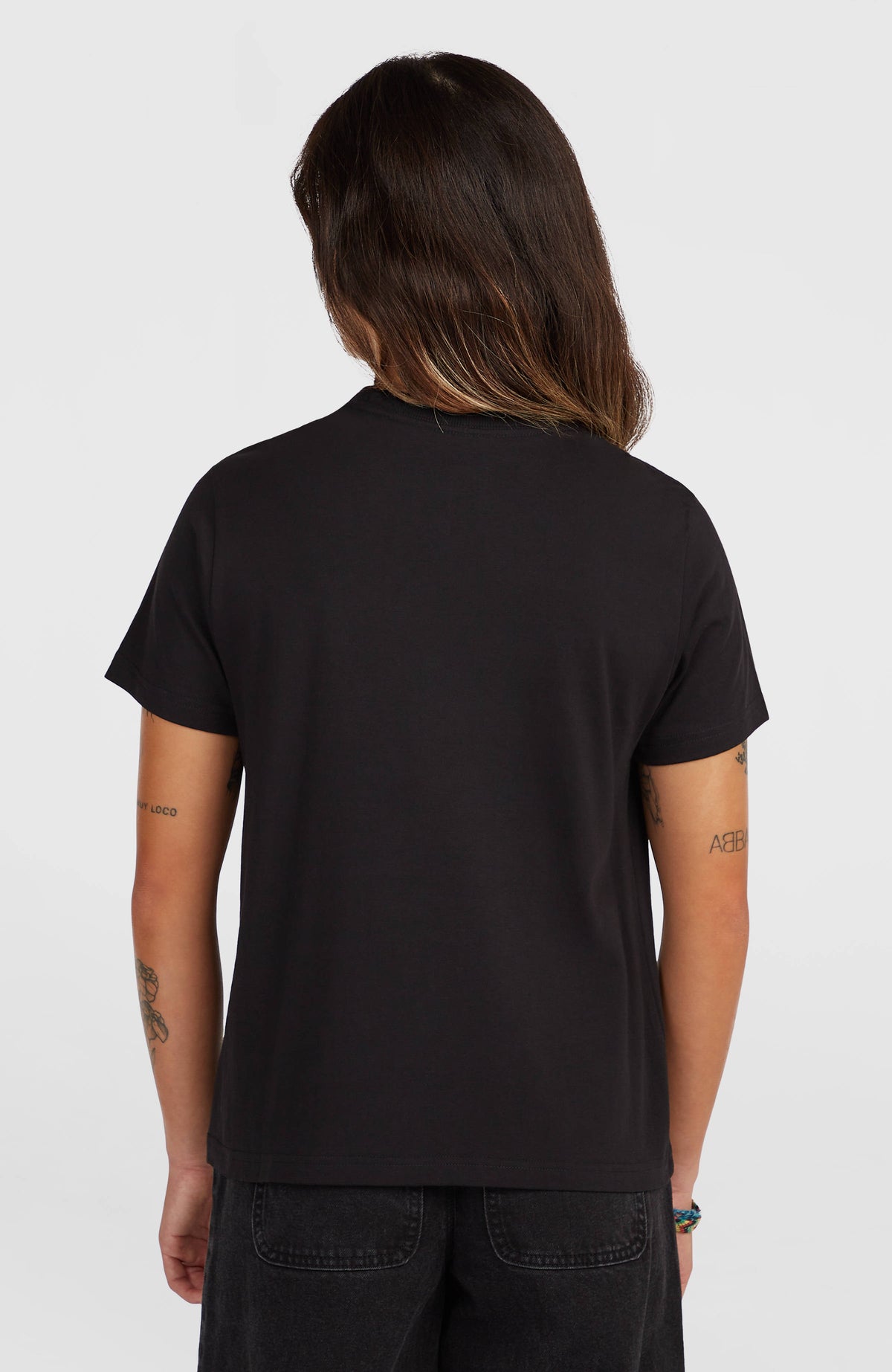 O'Riginals Badge T-Shirt für Damen, schwarz, Rückansicht am Model mit klassischem Rundhalsausschnitt