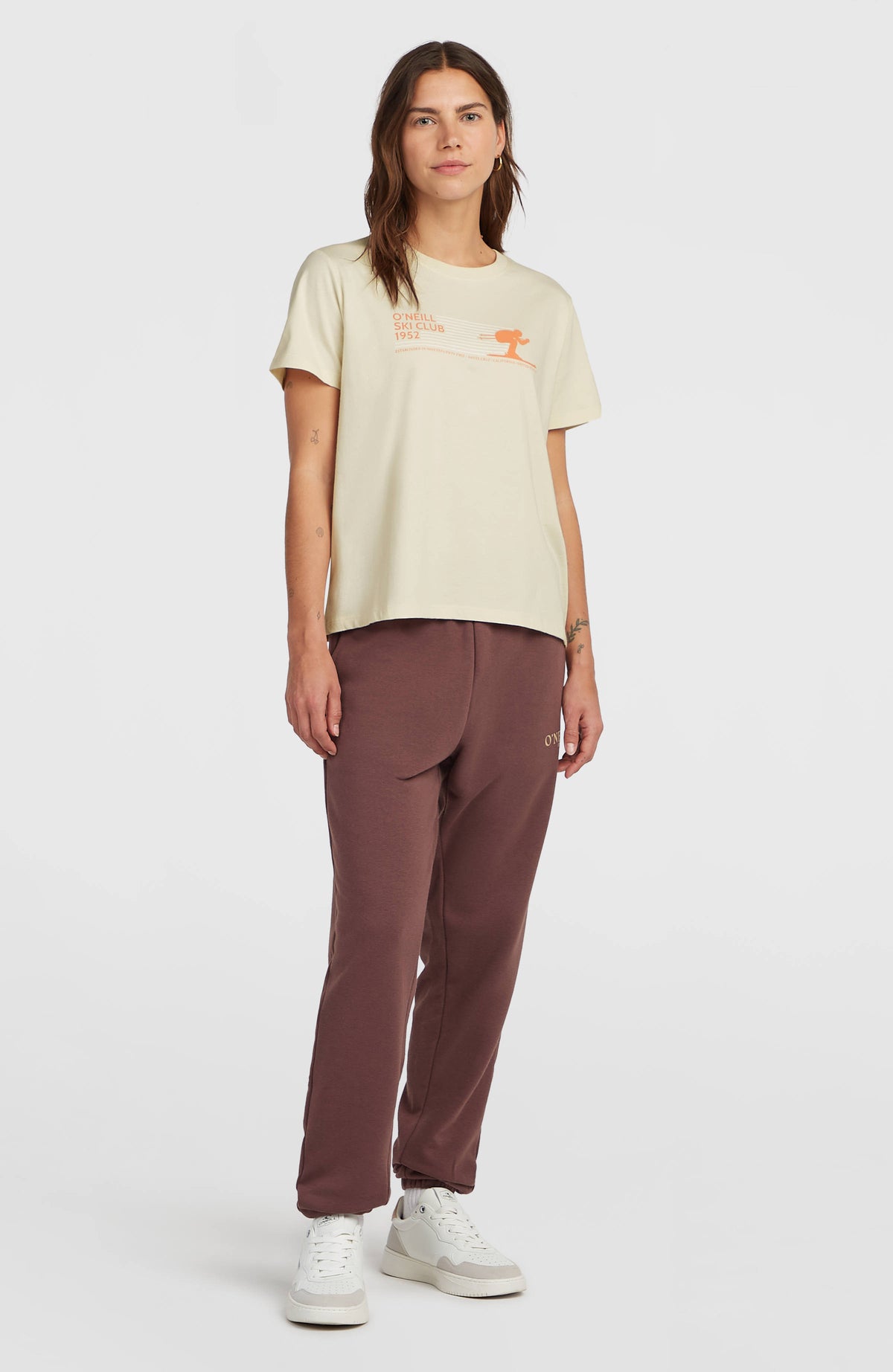 Must-Have T-Shirt für Damen, weiß mit Grafik-Print in Orange, Ganzkörperansicht am Model