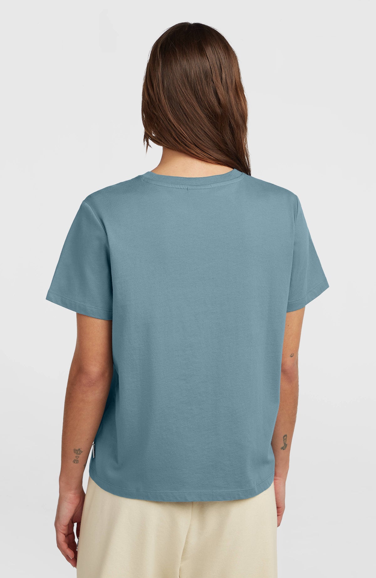 Must-Have T-Shirt für Damen, blau, Rückansicht am Model mit klassischem Rundhalsausschnitt