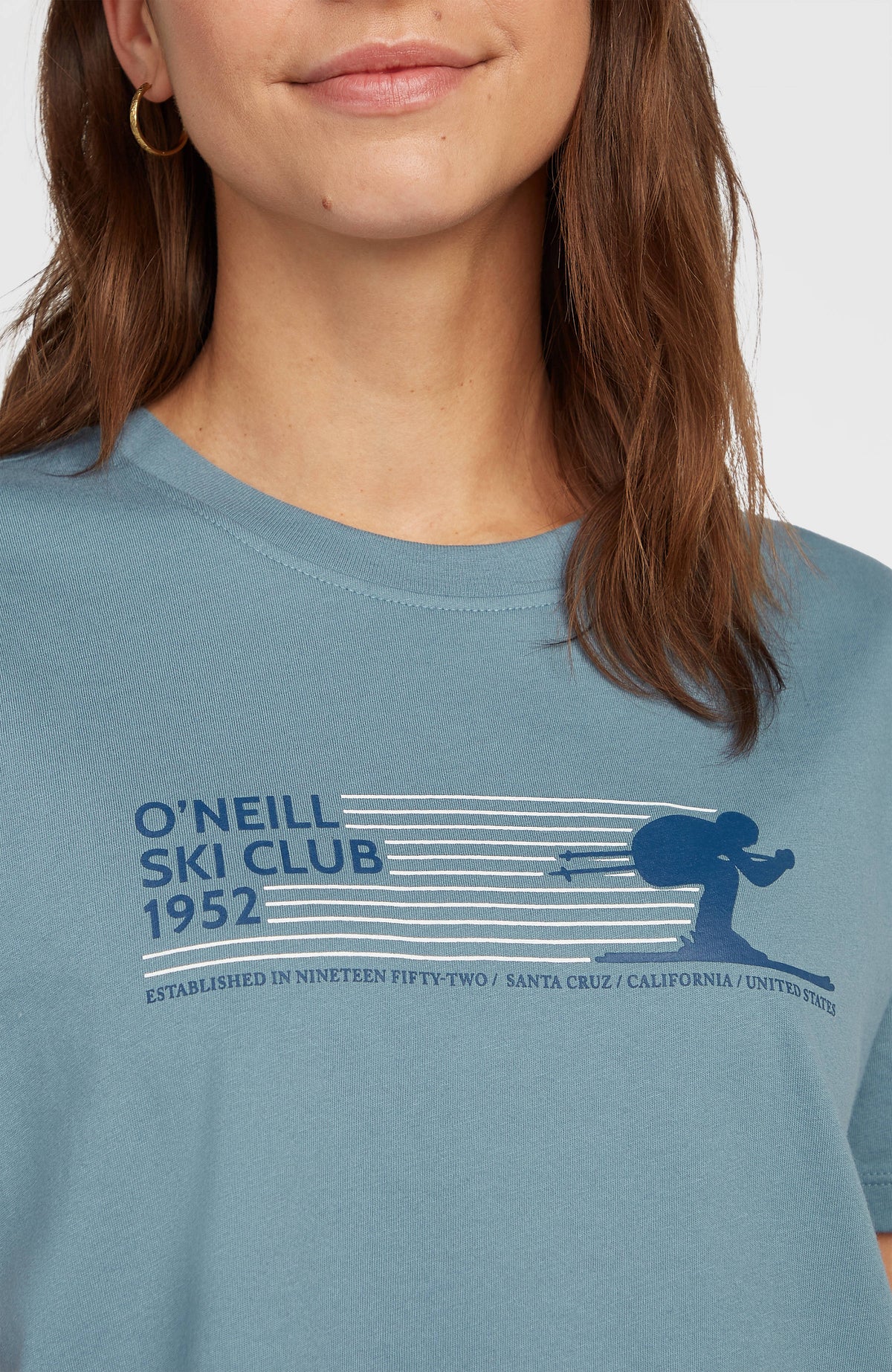 Nahaufnahme des blauen Must-Have T-Shirts für Damen mit Grafik-Print in Dunkelblau und Weiß am Ausschnitt