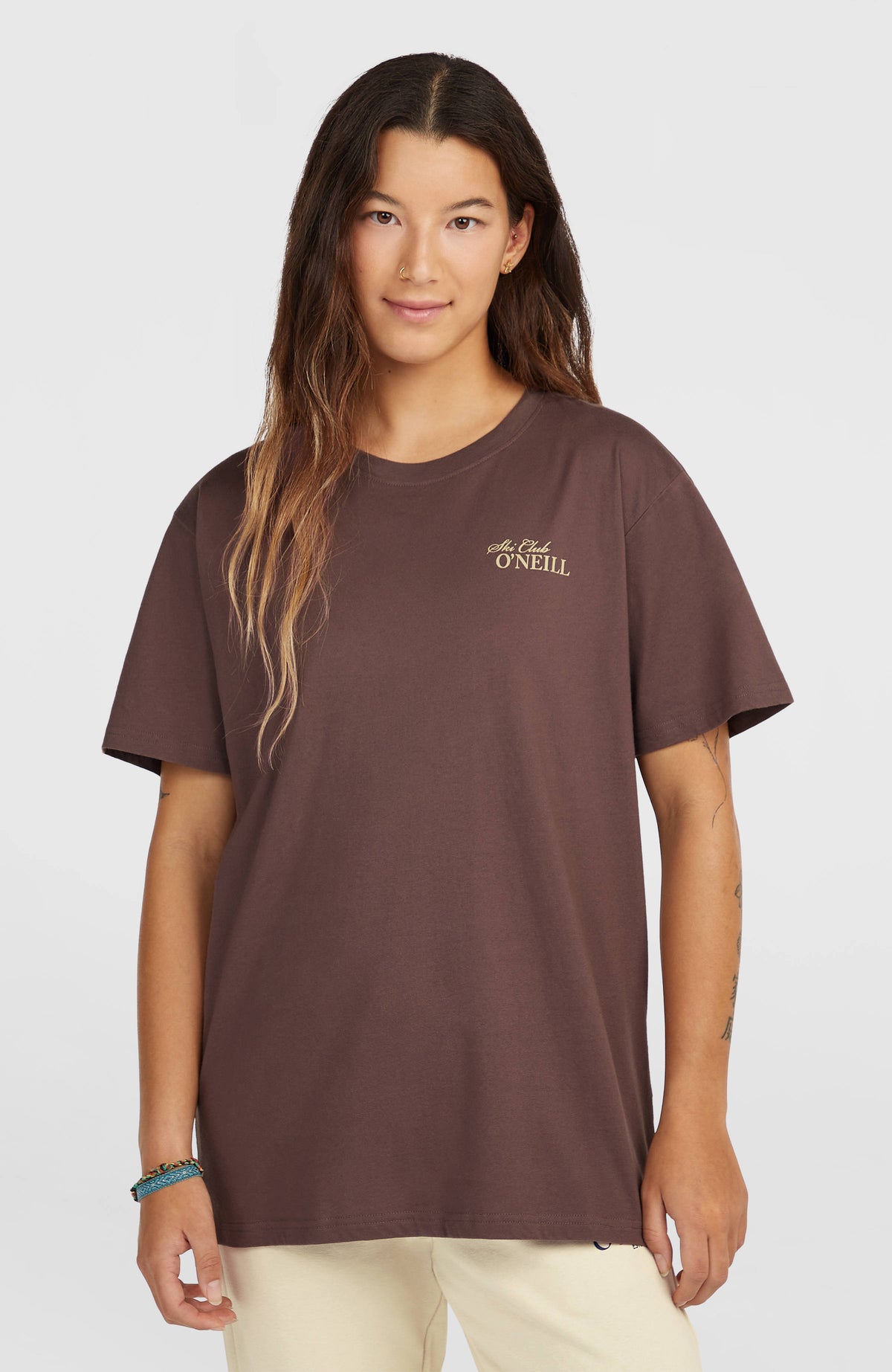 O'Neill Must-Have Back Graphic T-Shirt für Damen, lila mit Logo-Print in Beige, Vorderansicht am Model