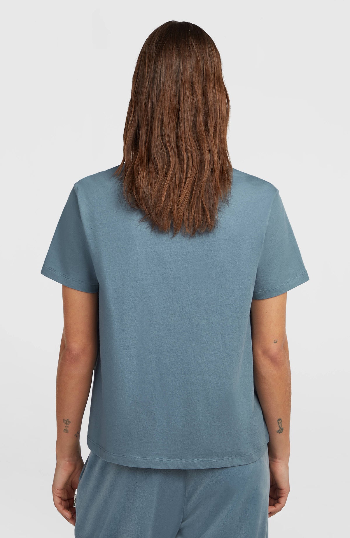 Graphic T-Shirt für Damen, blau mit Grafik-Print in Dunkelblau, Rückansicht am Model, Rundhalsausschnitt