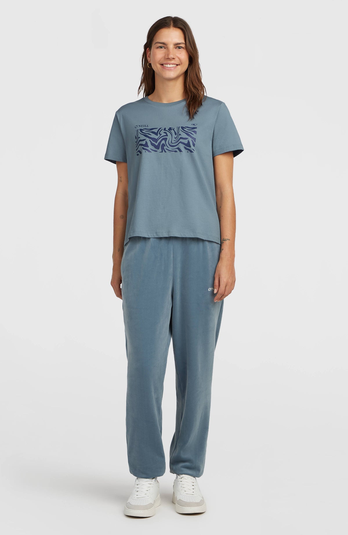 Graphic T-Shirt für Damen, blau mit Grafik-Print in Dunkelblau, Ganzkörperansicht von vorne am Model