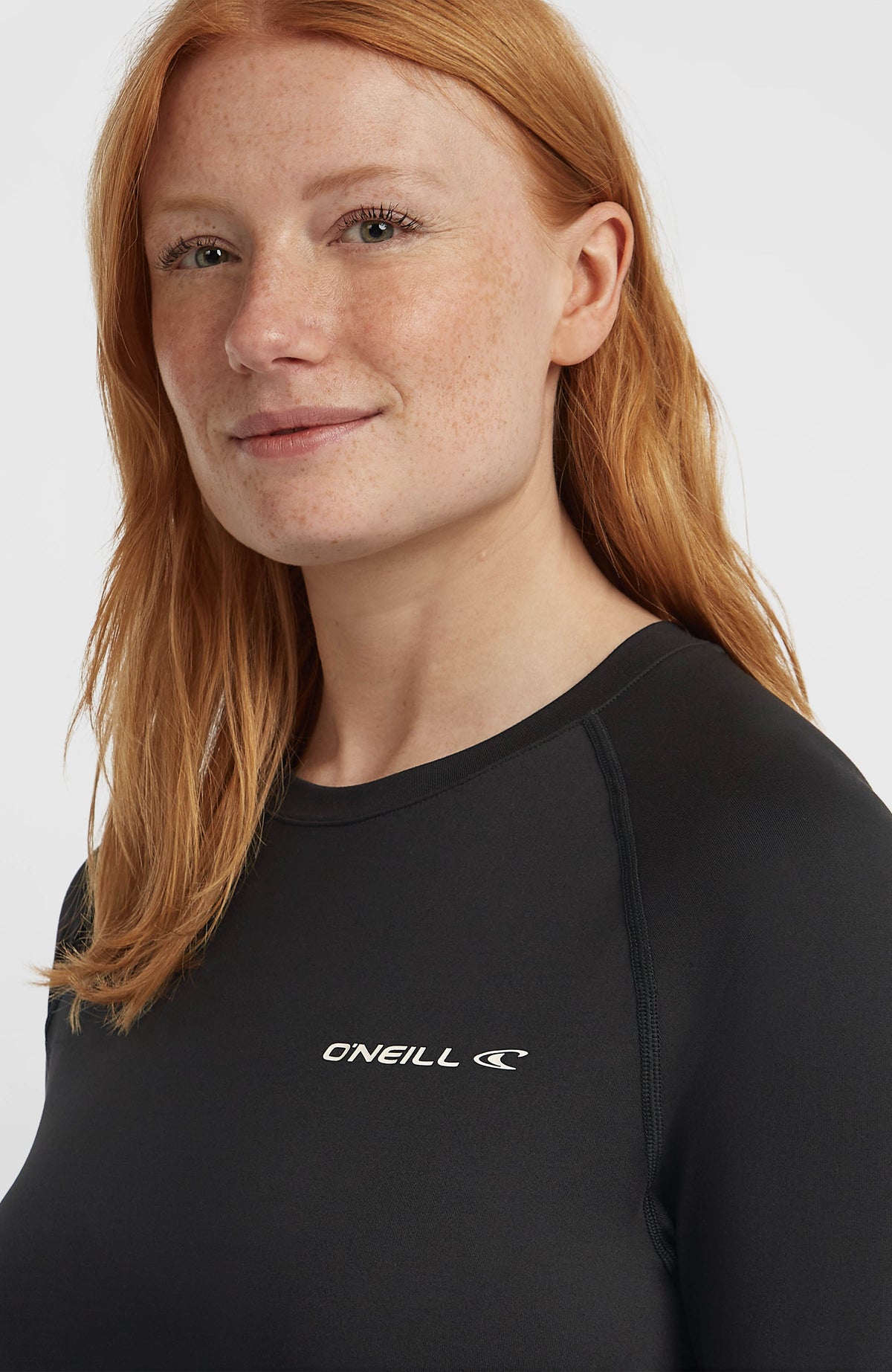 Nahaufnahme von Ausschnitt und Logo-Print am schwarzen Thermoshirt