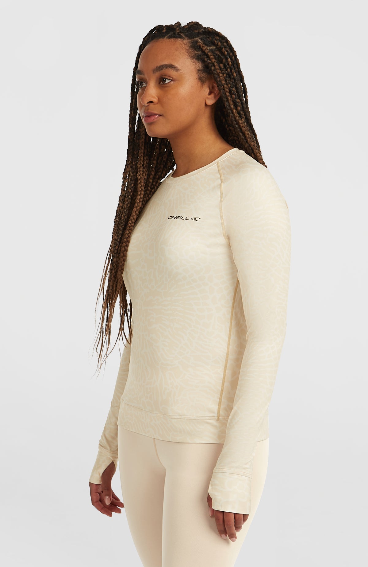 Thermoshirt für Damen, beige mit Tiermuster in Cremeweiß, Dreiviertelansicht am Model mit Ärmelbündchen