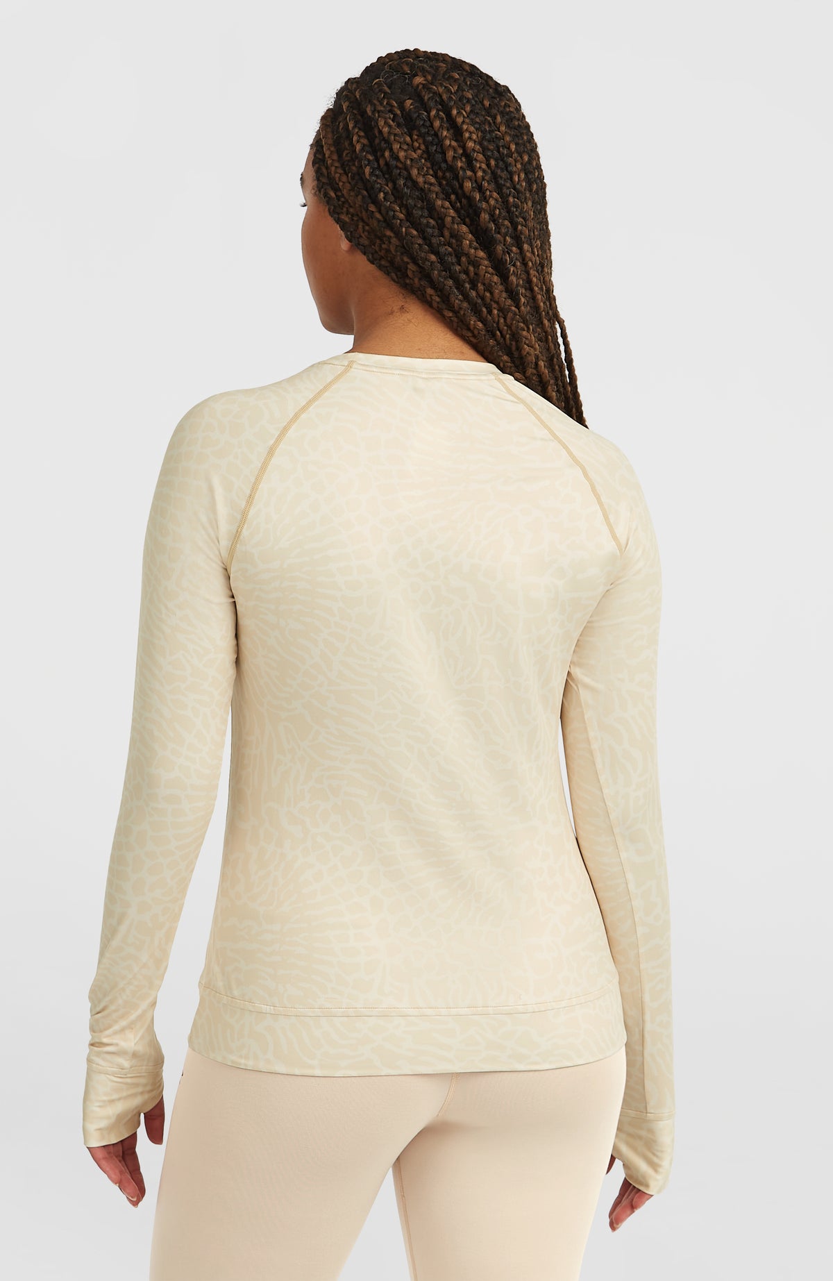 Thermoshirt für Damen, beige mit Tiermuster in Cremeweiß, Rückansicht am Model mit Raglannähten