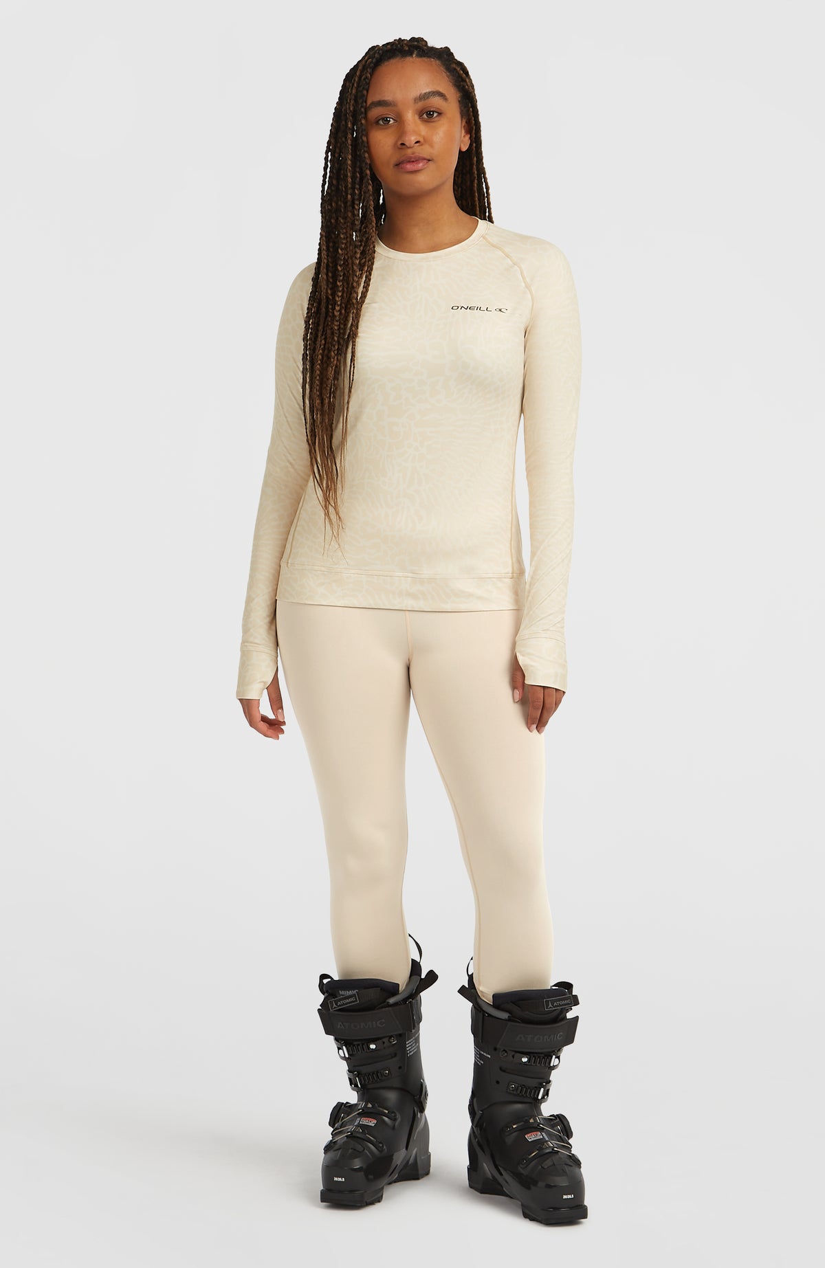 Thermoshirt für Damen, beige mit Tiermuster in Cremeweiß, Ganzkörperansicht getragen am Model