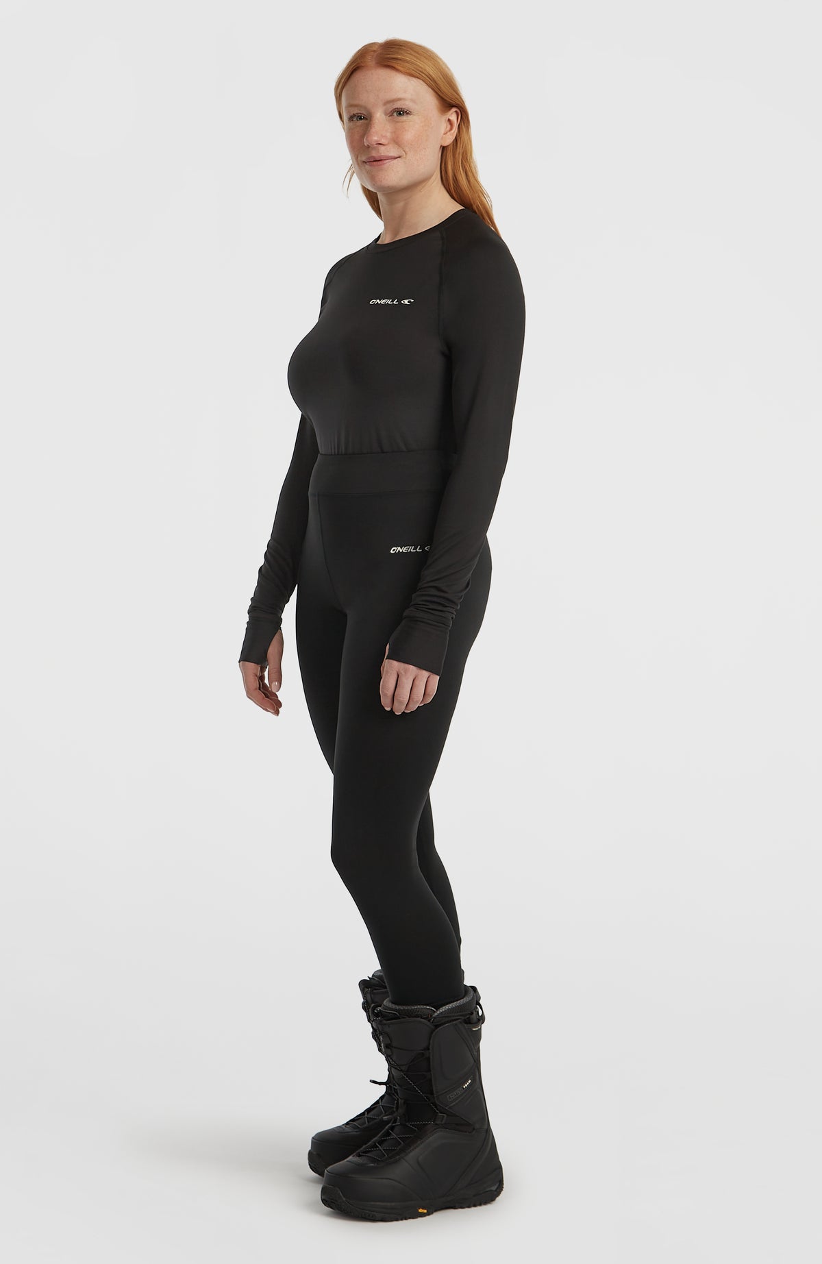 Thermounterhose für Damen, schwarz, getragen am Model, Halbprofil von der Seite