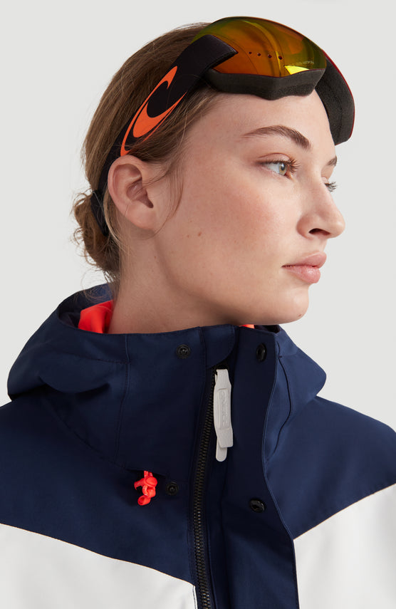 O'Neill Core Snow Goggles Skibrille, grün mit Logo-Print in Orange, getragen am Model, Schrägansicht von der Seite