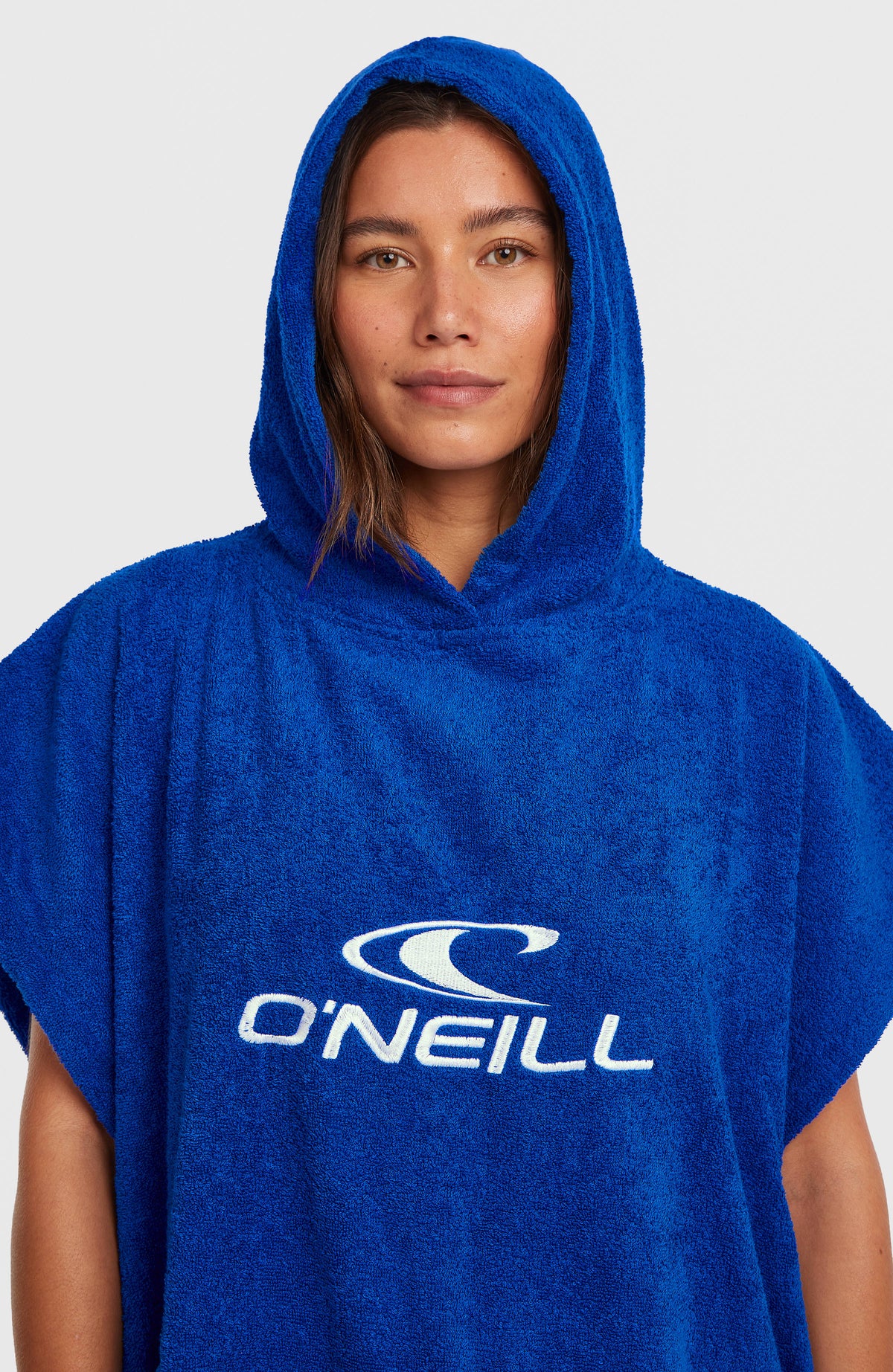 Nahaufnahme des blauen Jack's Changing Handtuch für Herren am Model mit aufgesetzter Kapuze und Logo-Print