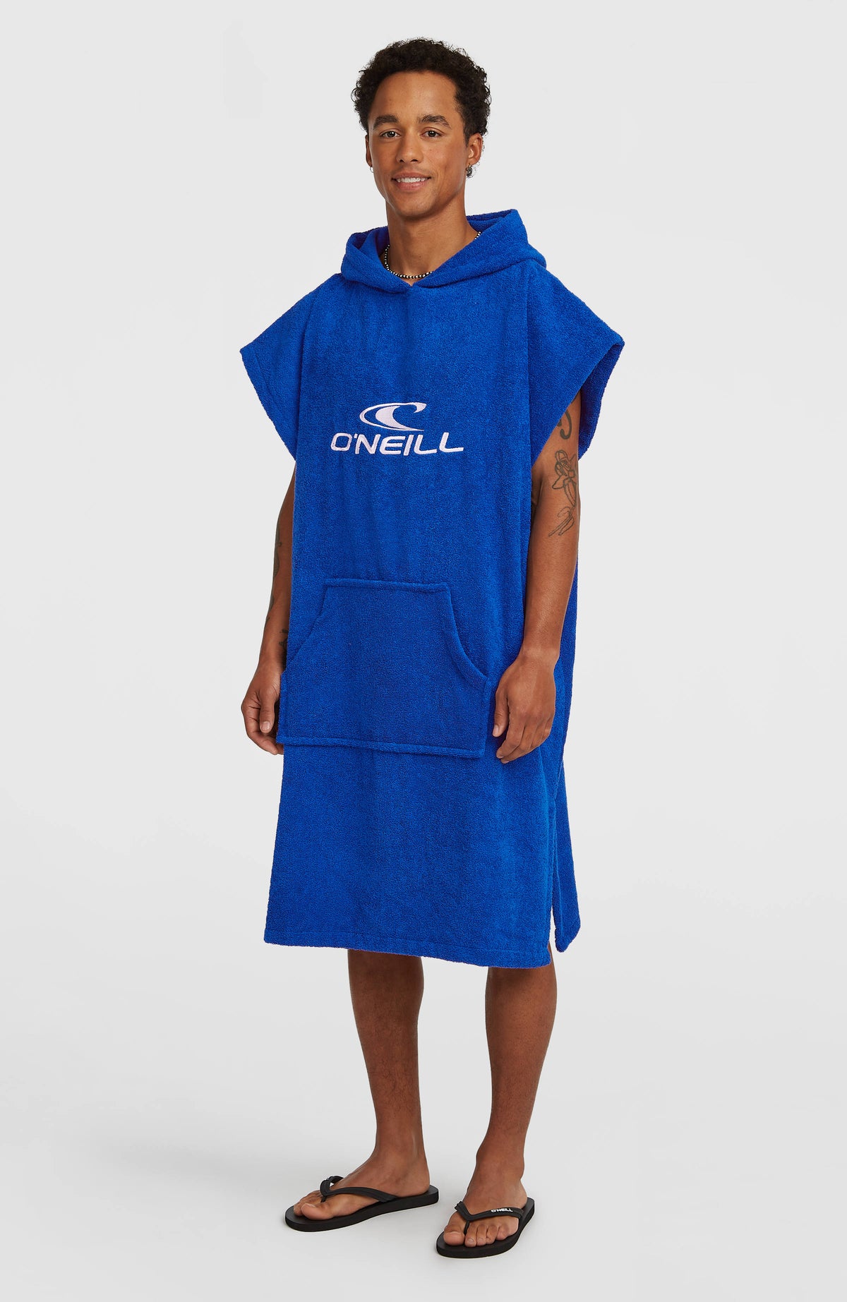 Jack's Changing Handtuch für Herren, blau mit Logo-Print in Weiß, frontale Ansicht getragen am Model