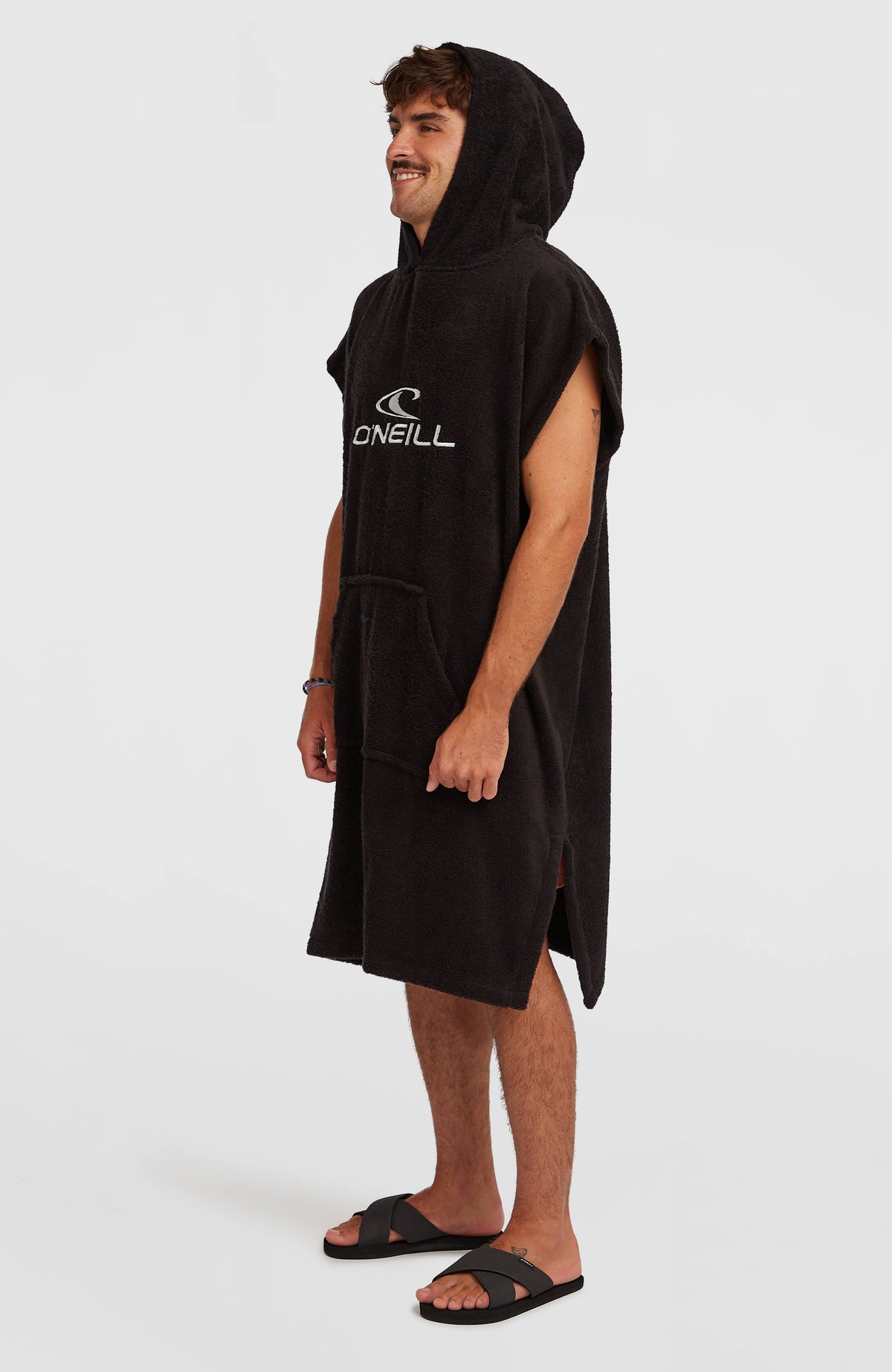 Jack's Changing Handtuch für Herren, schwarz mit Logo-Print in Weiß, Seitenansicht am Model mit aufgesetzter Kapuze