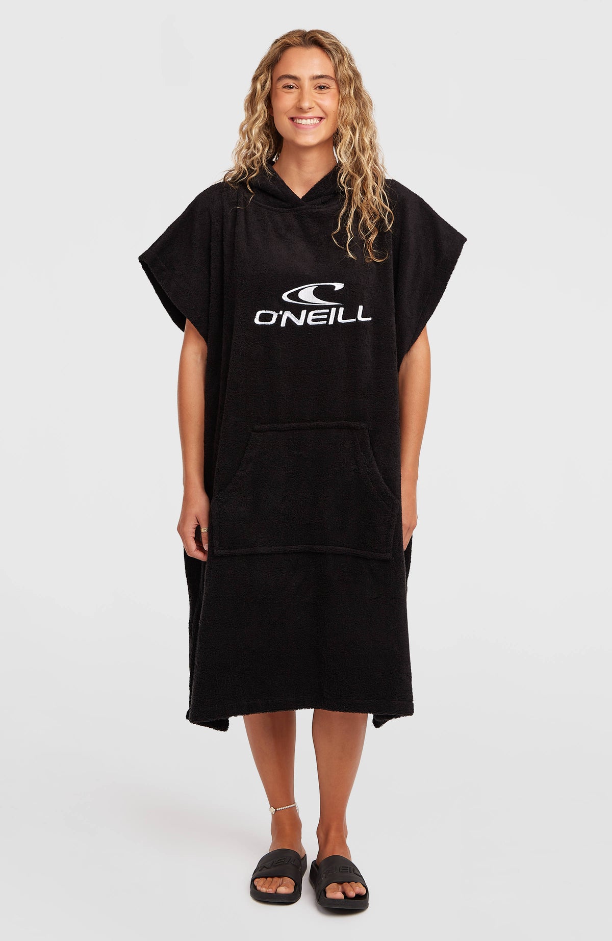 Jack's Changing Handtuch, schwarz mit Logo-Print in Weiß, Vorderansicht am Model mit Kängurutasche