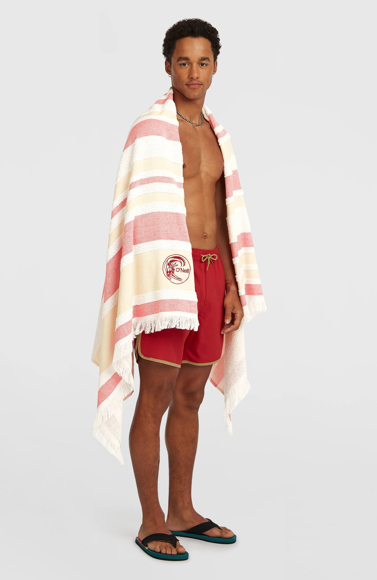 O'Riginals Handtuch für Herren, rot mit Streifenmuster in Beige und Weiß, getragen am Model mit Logo-Print