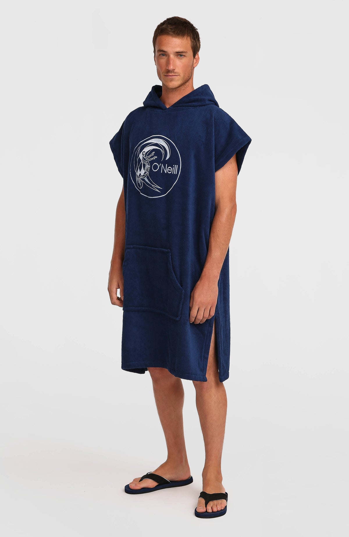 O'Neill O'Riginals Poncho-Handtuch für Herren, blau mit Logo-Stickerei in Weiß, Vorderansicht am Model mit Kapuze
