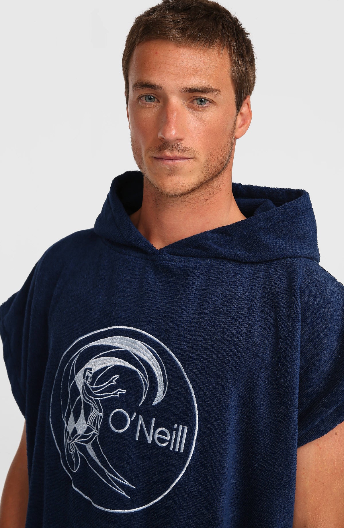 O'Riginals Poncho-Handtuch, blau mit Logo-Stickerei in Weiß, Nahaufnahme von Kapuze und Brustbereich am Model