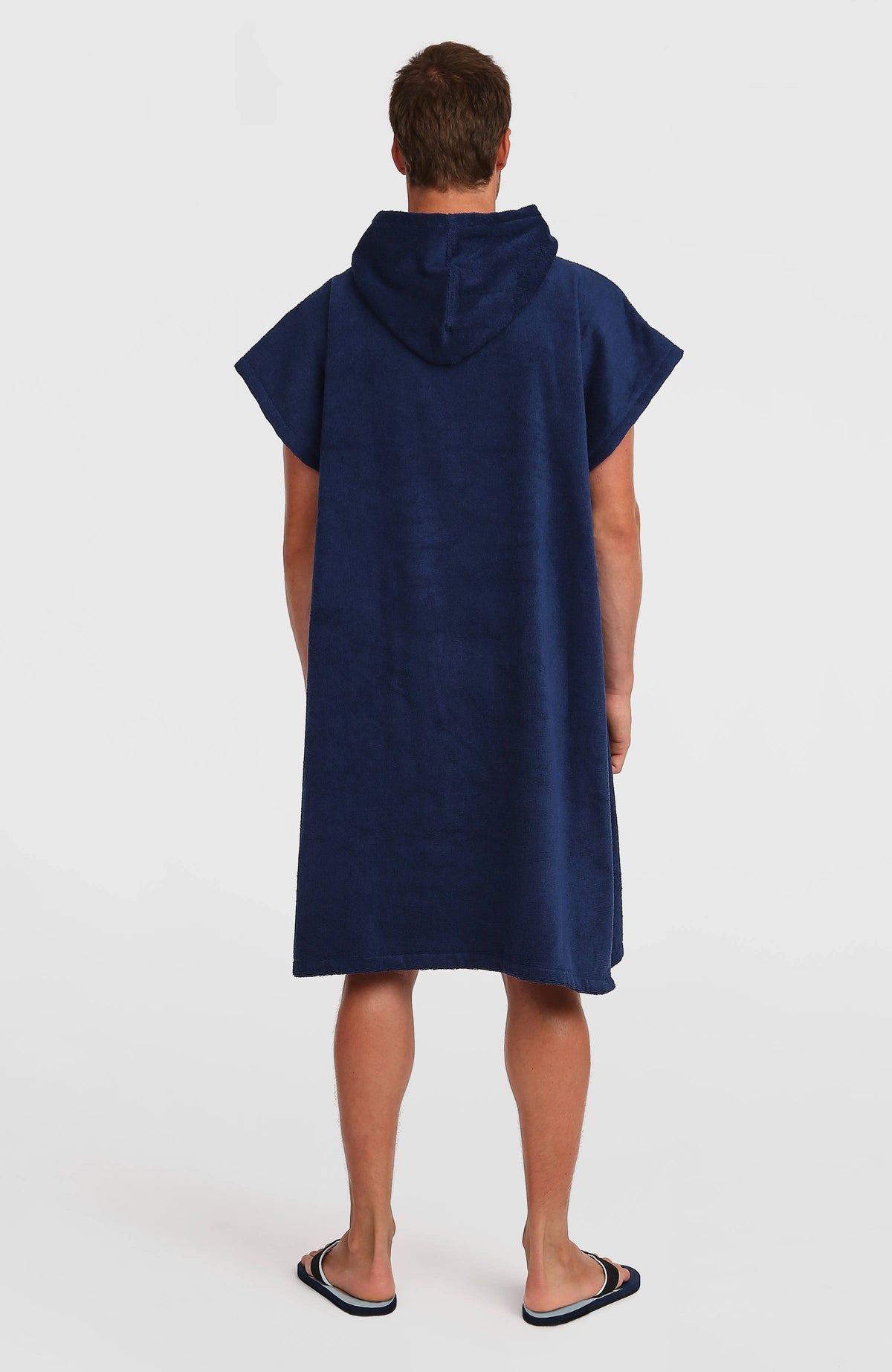 O'Riginals Poncho-Handtuch für Herren, blau mit Logo-Stickerei in Weiß, Rückansicht mit angesetzter Kapuze am Model