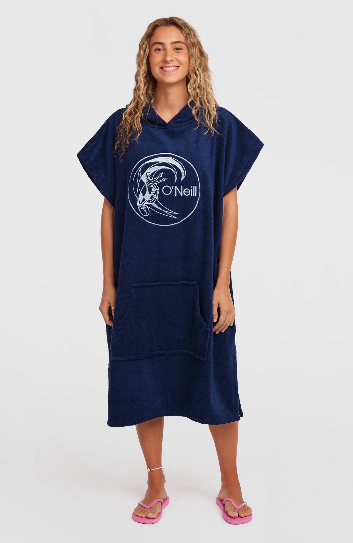 O'Riginals Poncho-Handtuch, blau mit Logo-Stickerei in Weiß, Vorderansicht getragen am Model mit Kängurutasche