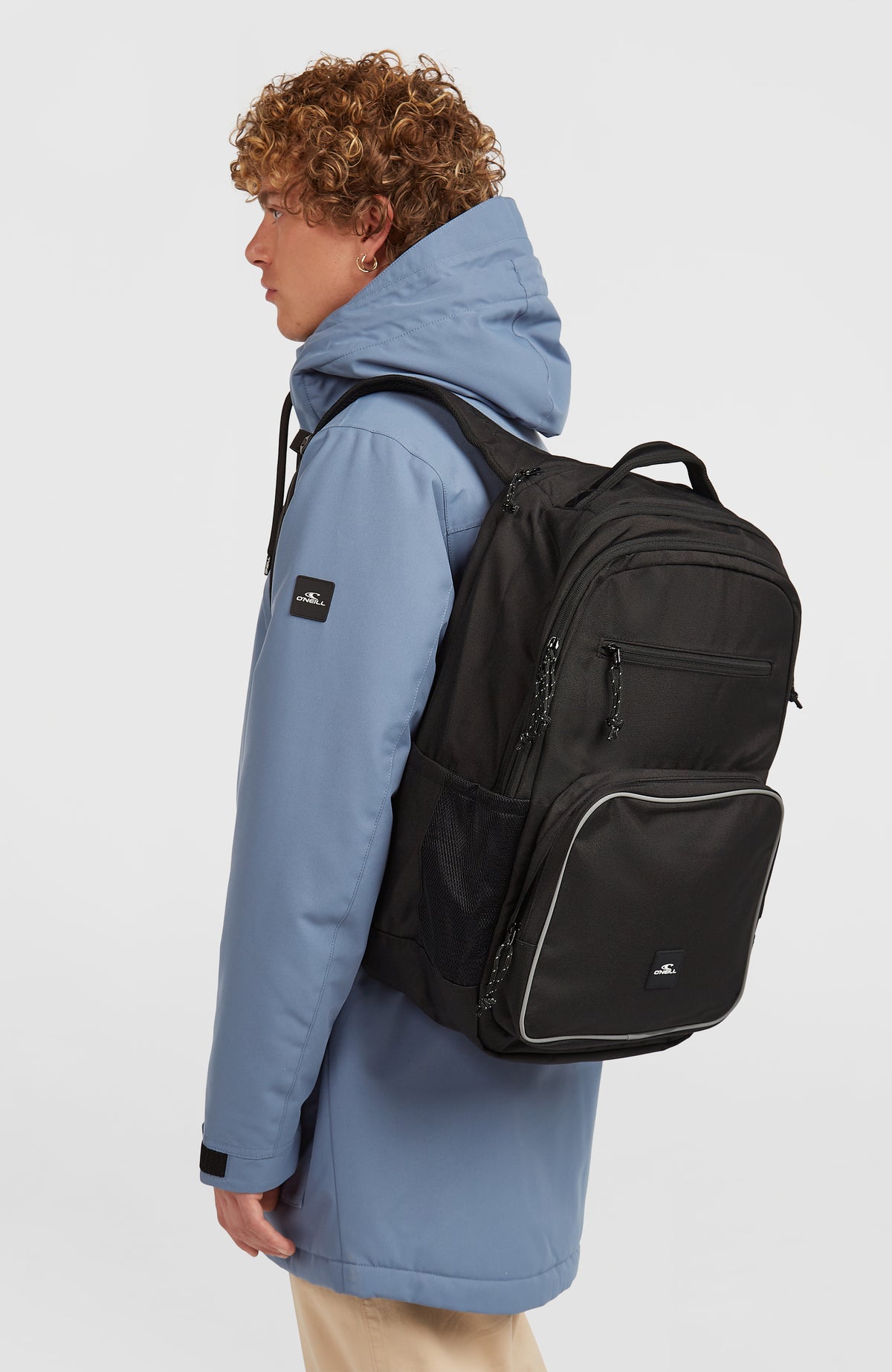 President Rucksack für Herren, schwarz, getragen am Model in schräger Seitenansicht