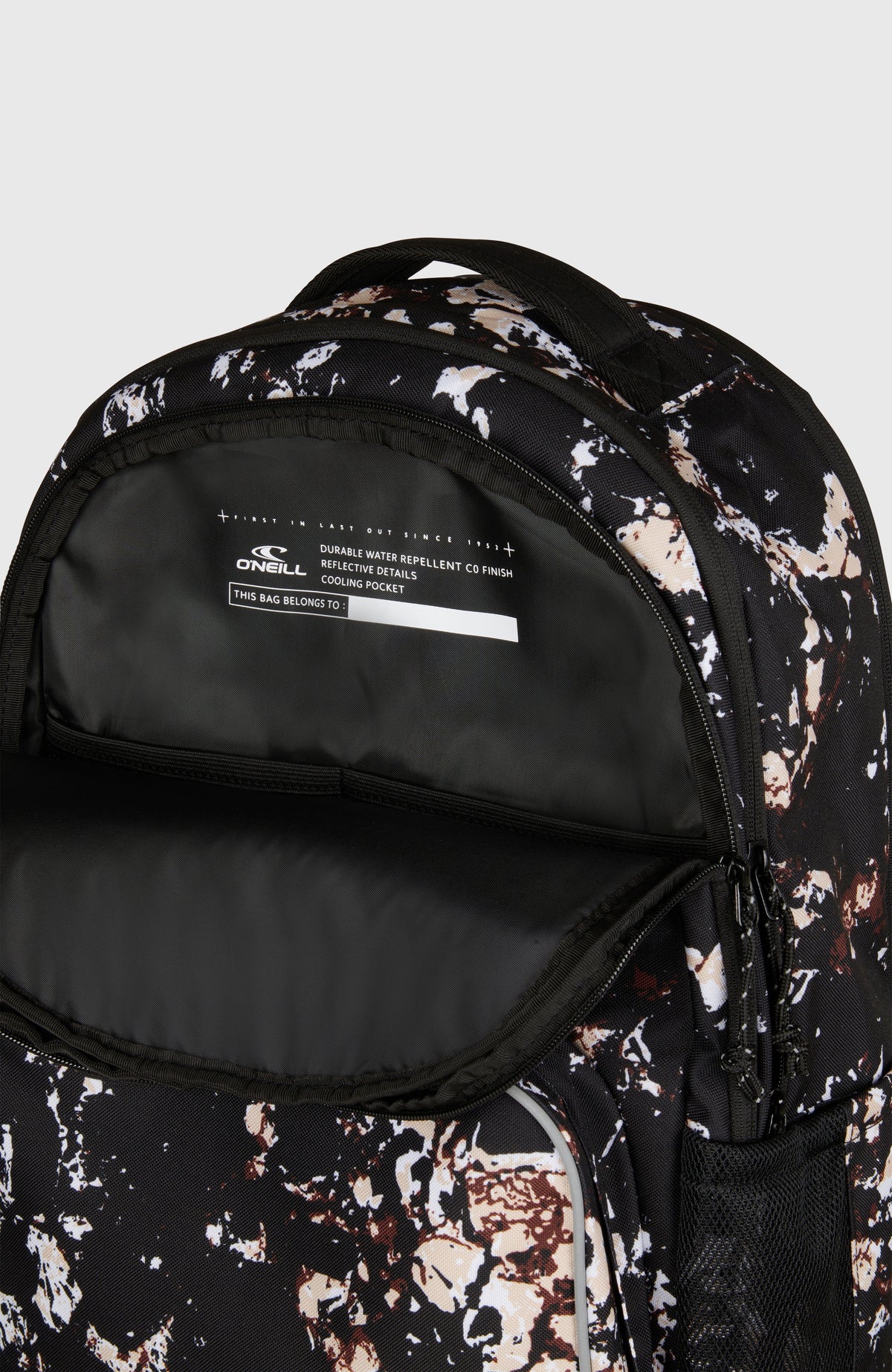 Nahaufnahme des geöffneten Hauptfachs am schwarzen President Rucksack für Herren mit Marmormuster in Beige