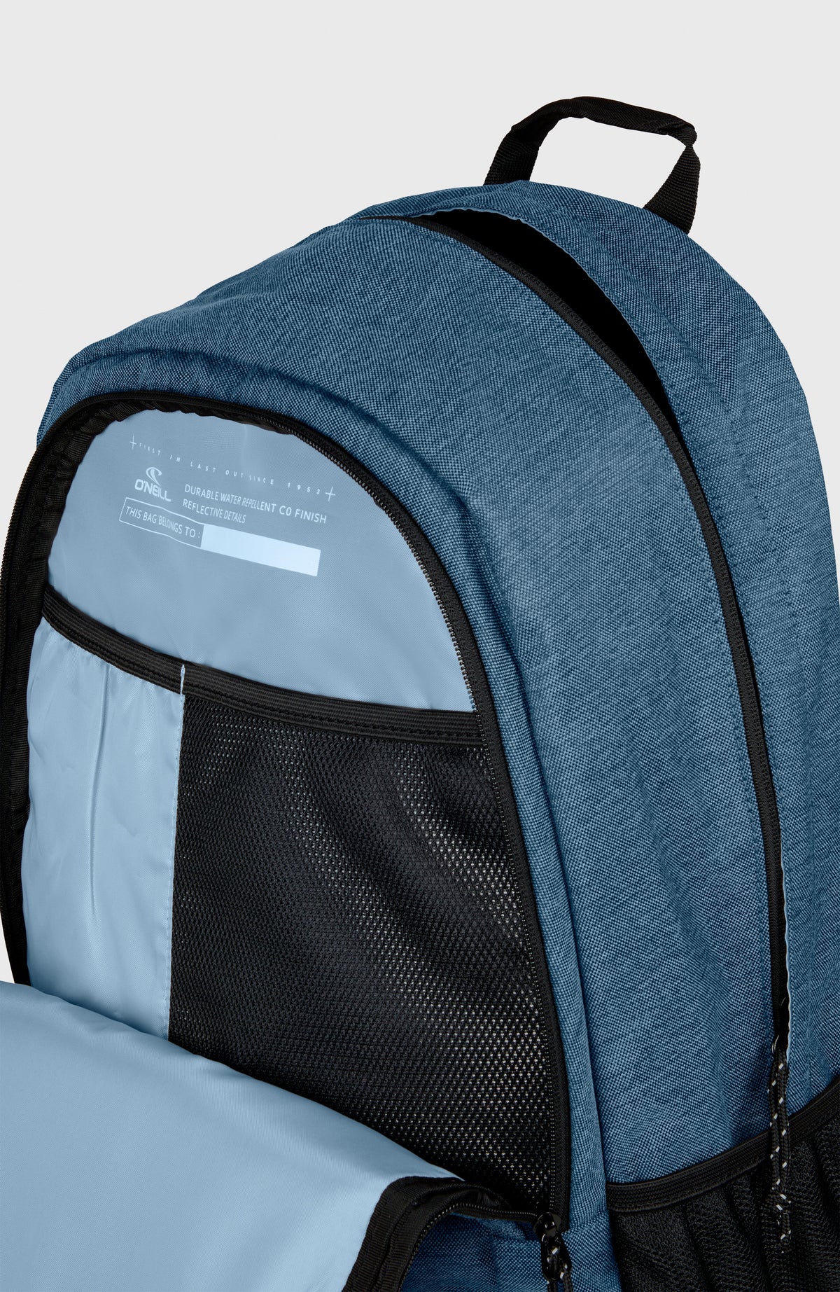 Blauer Boarder Rucksack für Herren, Nahaufnahme des geöffneten Hauptfachs mit Innenfächern und Netzfach