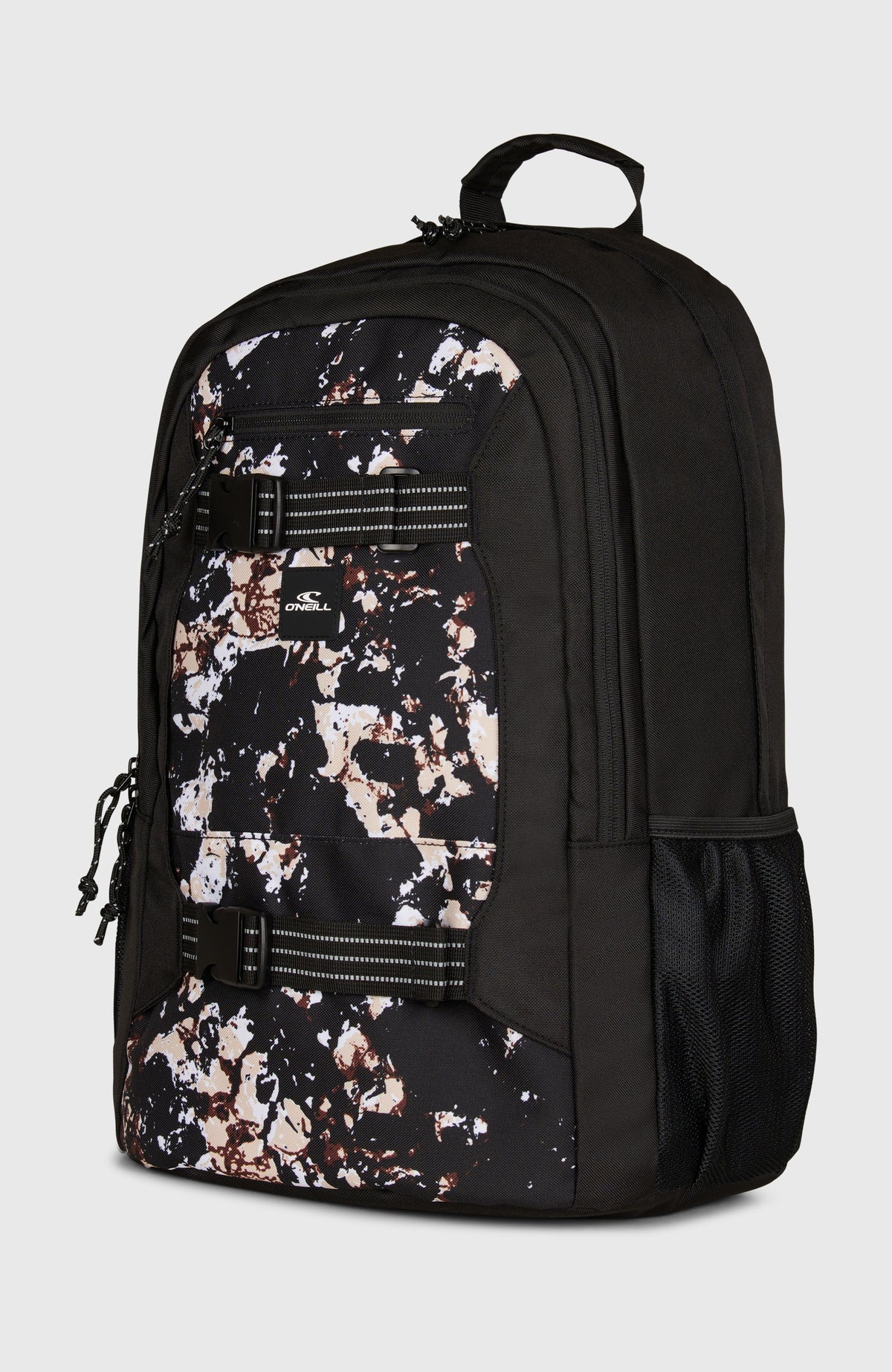 Boarder Rucksack für Herren, schwarz mit Muster in Beige und Weiß, freigestellt von schräg vorne mit Mesh-Fach
