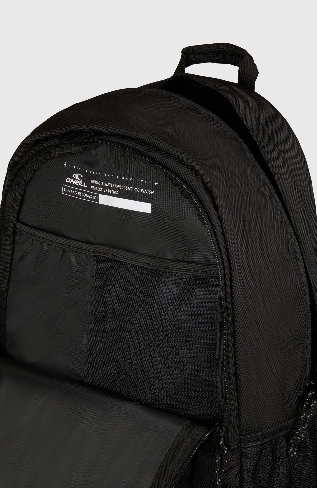 Nahaufnahme des geöffneten Fachs vom schwarzen Boarder Rucksack für Herren mit Mesh-Einsatz und Logo-Print