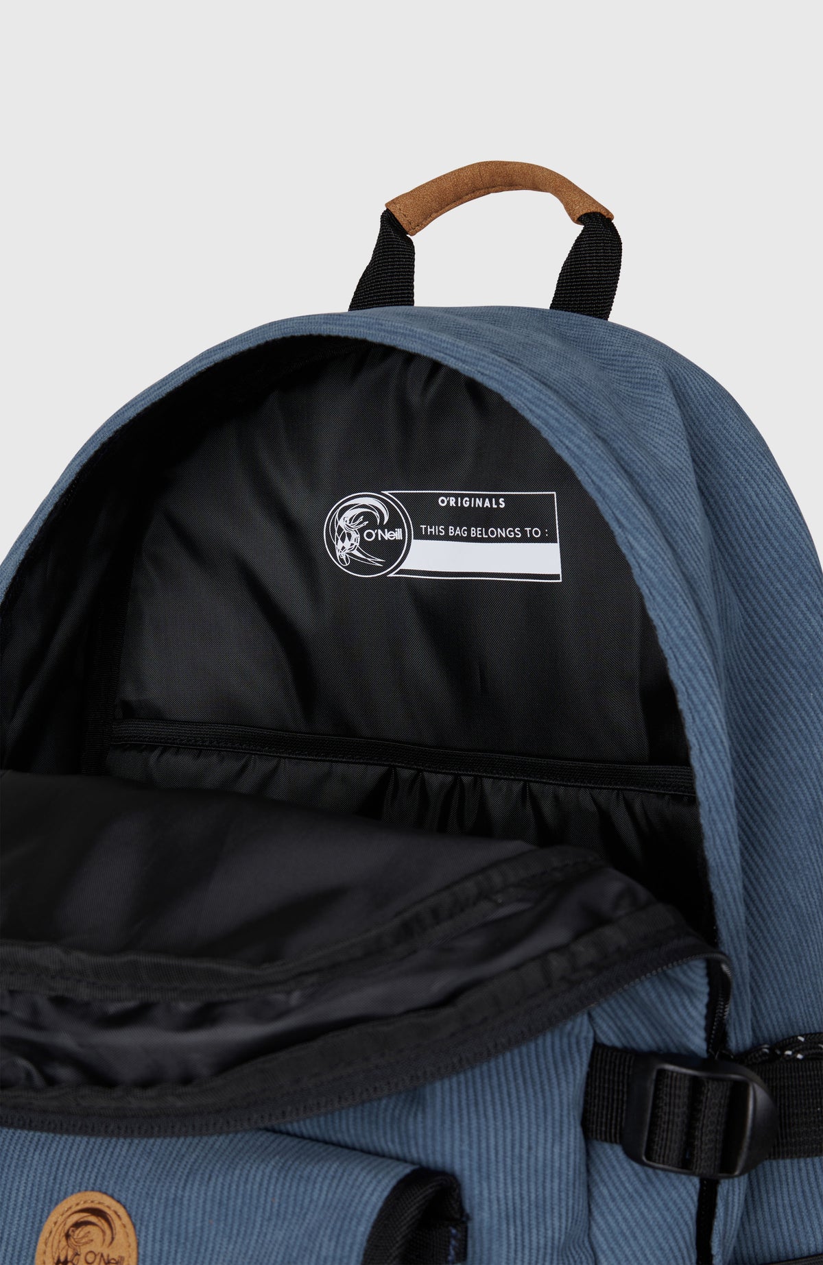 O'Riginals Rucksack, blau, Nahaufnahme des geöffneten Hauptfachs mit Einsteckfach und Adressfeld-Aufnäher